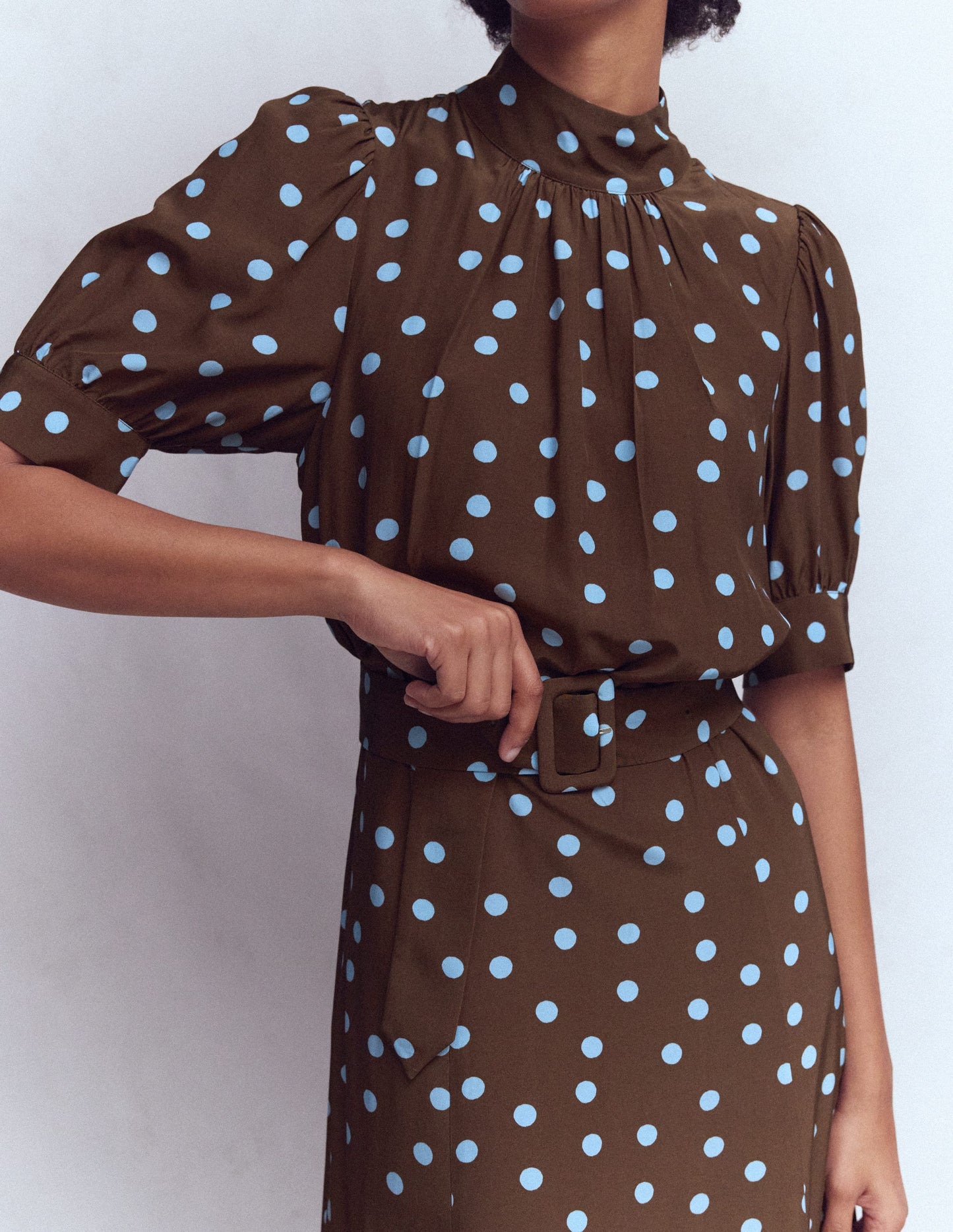 Hochgeschlossenes Kleid mit Gürtel-Blumenerde Fleck