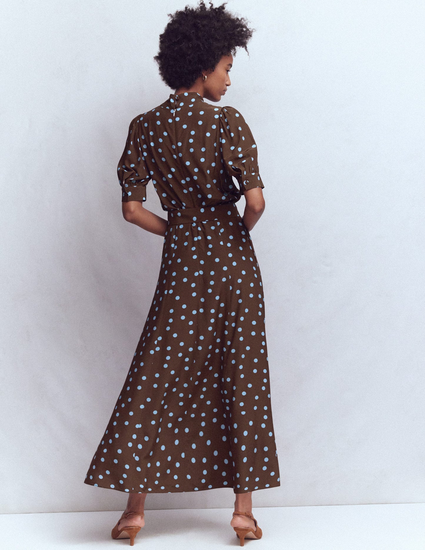 Hochgeschlossenes Kleid mit Gürtel-Blumenerde Fleck