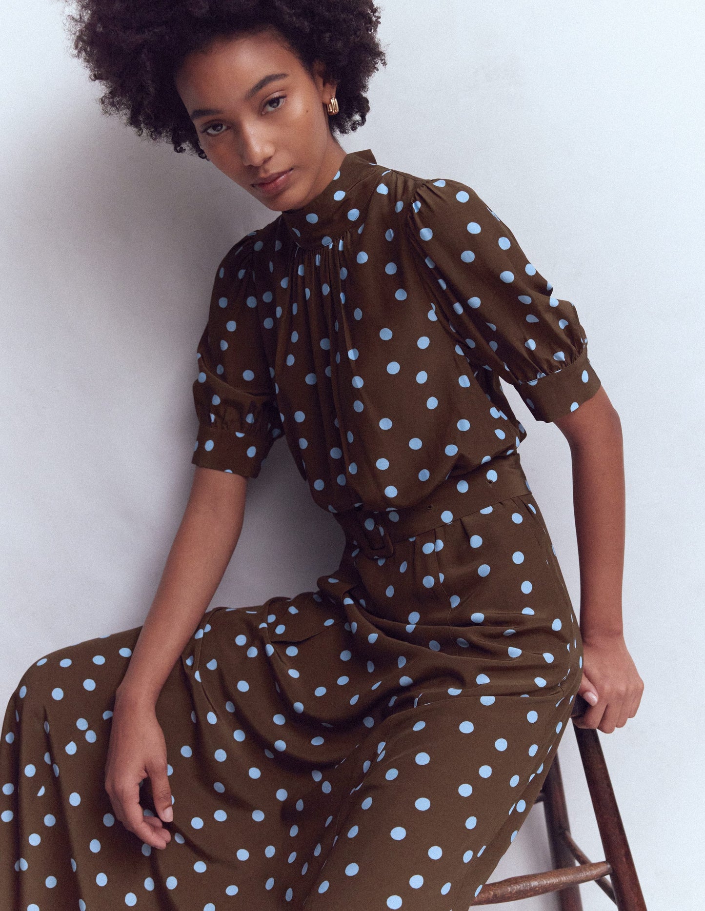 Hochgeschlossenes Kleid mit Gürtel-Blumenerde Fleck