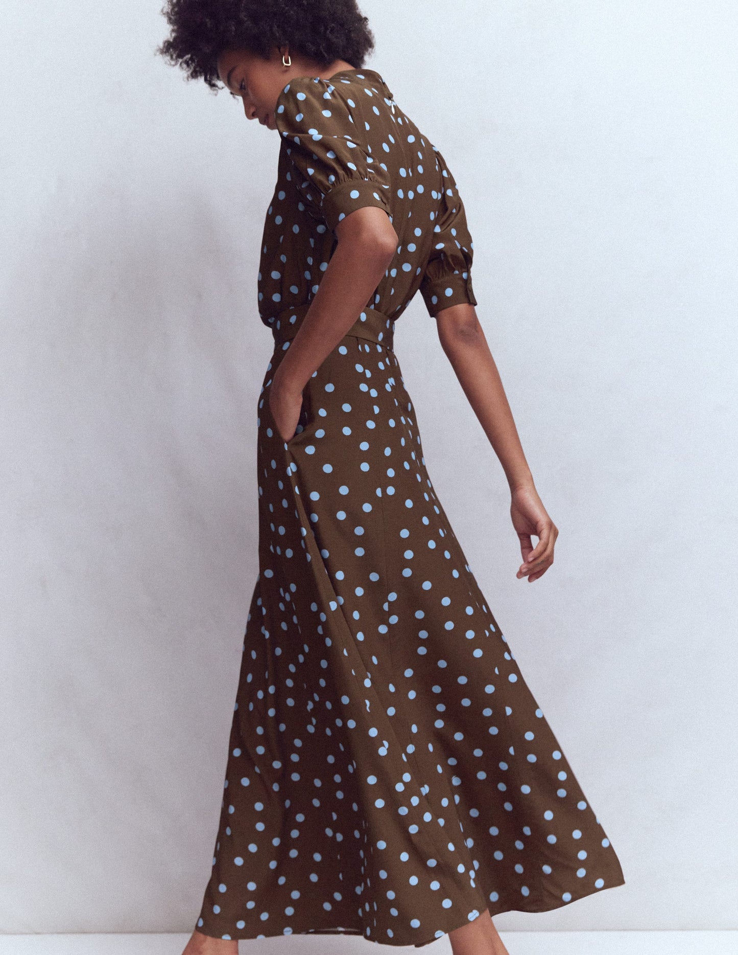 Hochgeschlossenes Kleid mit Gürtel-Blumenerde Fleck