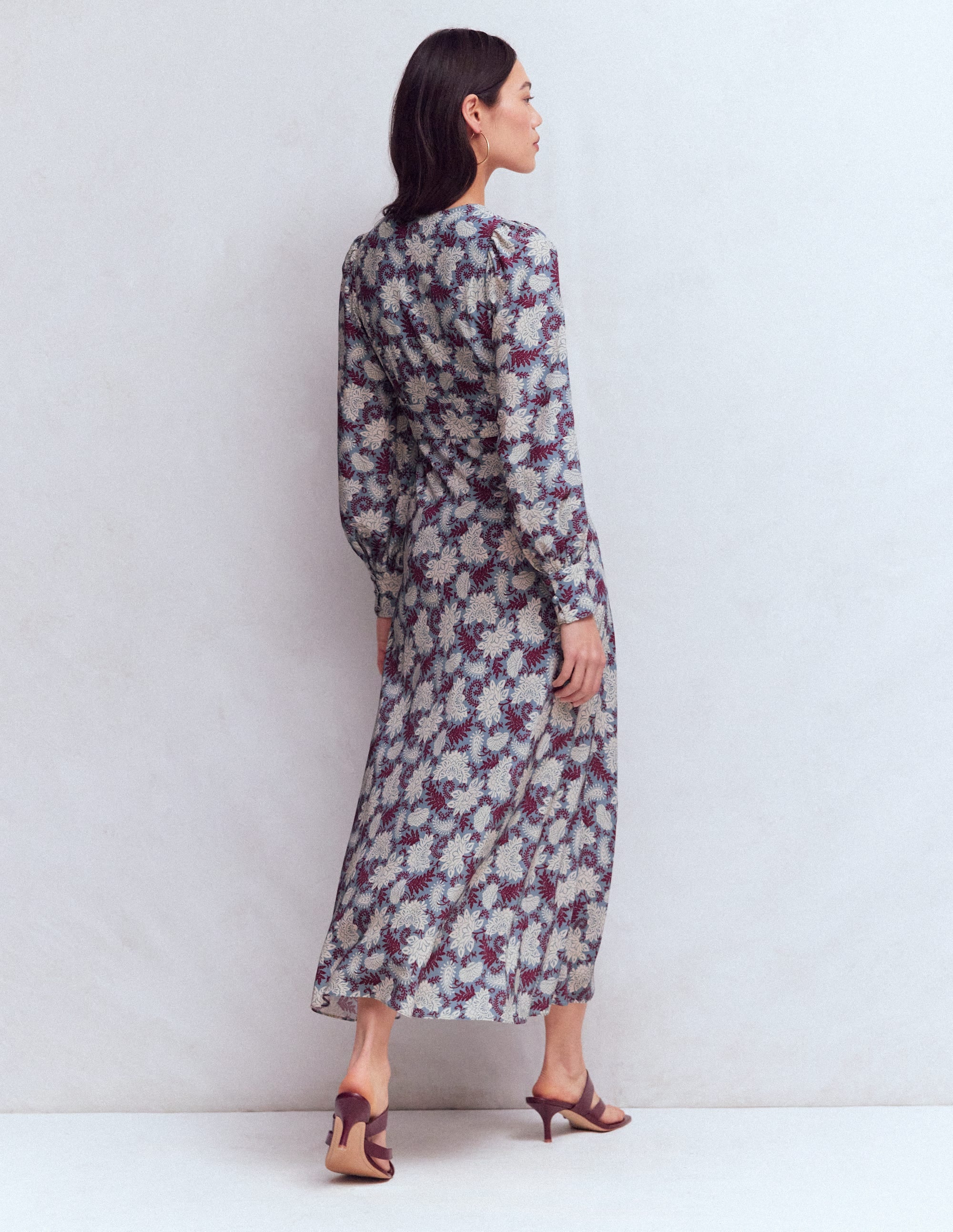 Kleid mit V-Ausschnitt und Blousonärmeln-Bunt Blühende Flora - Image 3