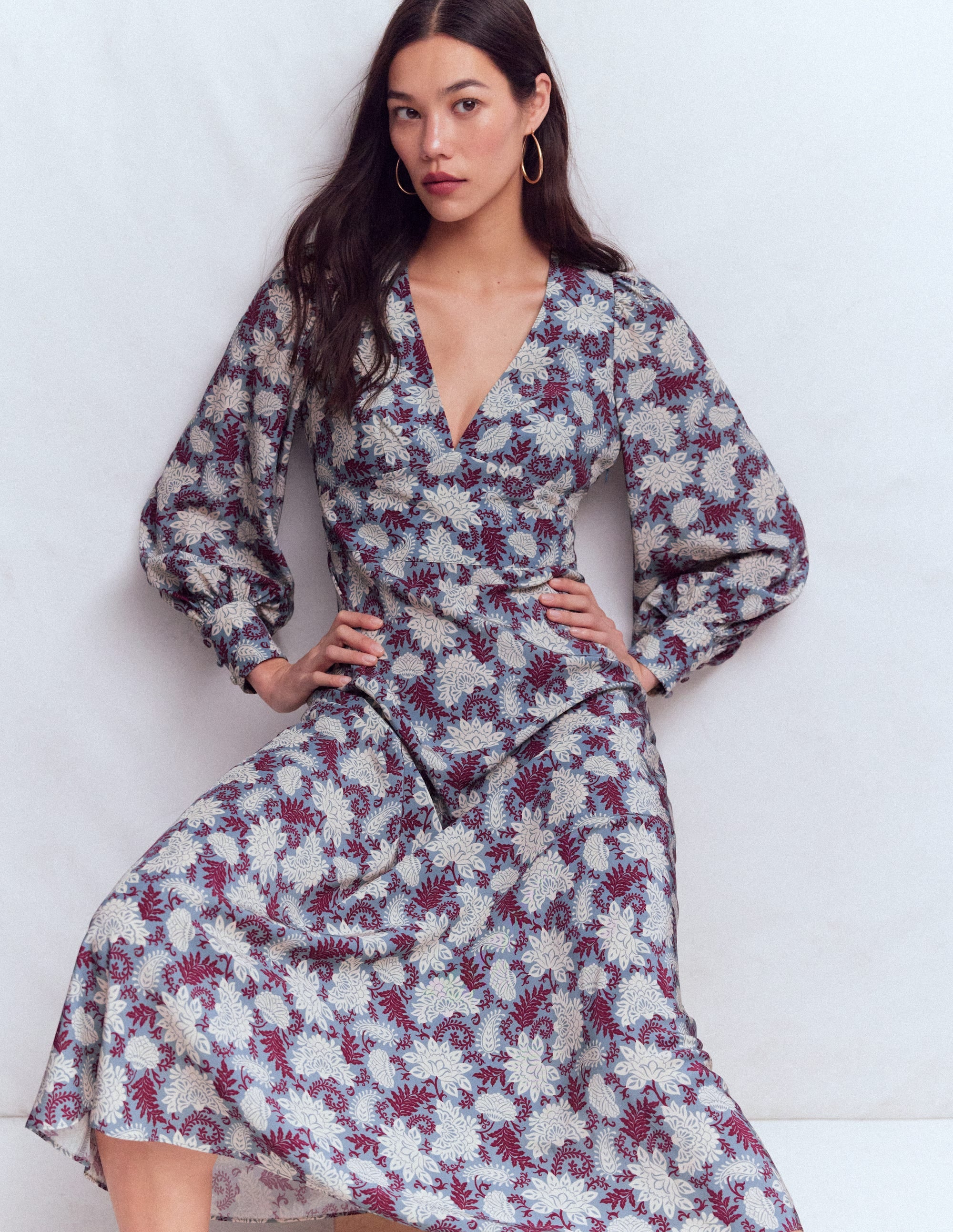 Kleid mit V-Ausschnitt und Blousonärmeln-Bunt Blühende Flora - Image 4