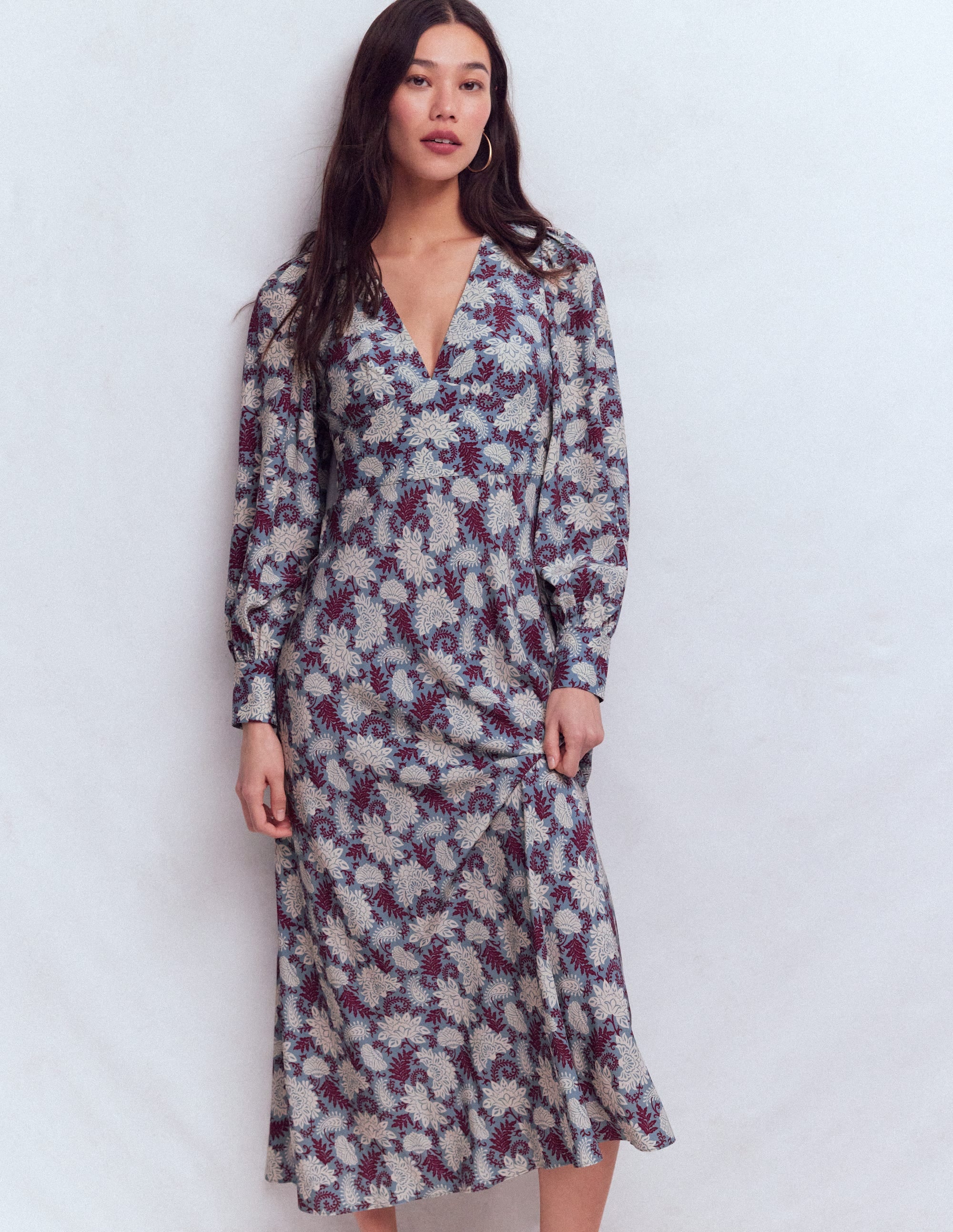 Kleid mit V-Ausschnitt und Blousonärmeln-Bunt Blühende Flora - Image 5