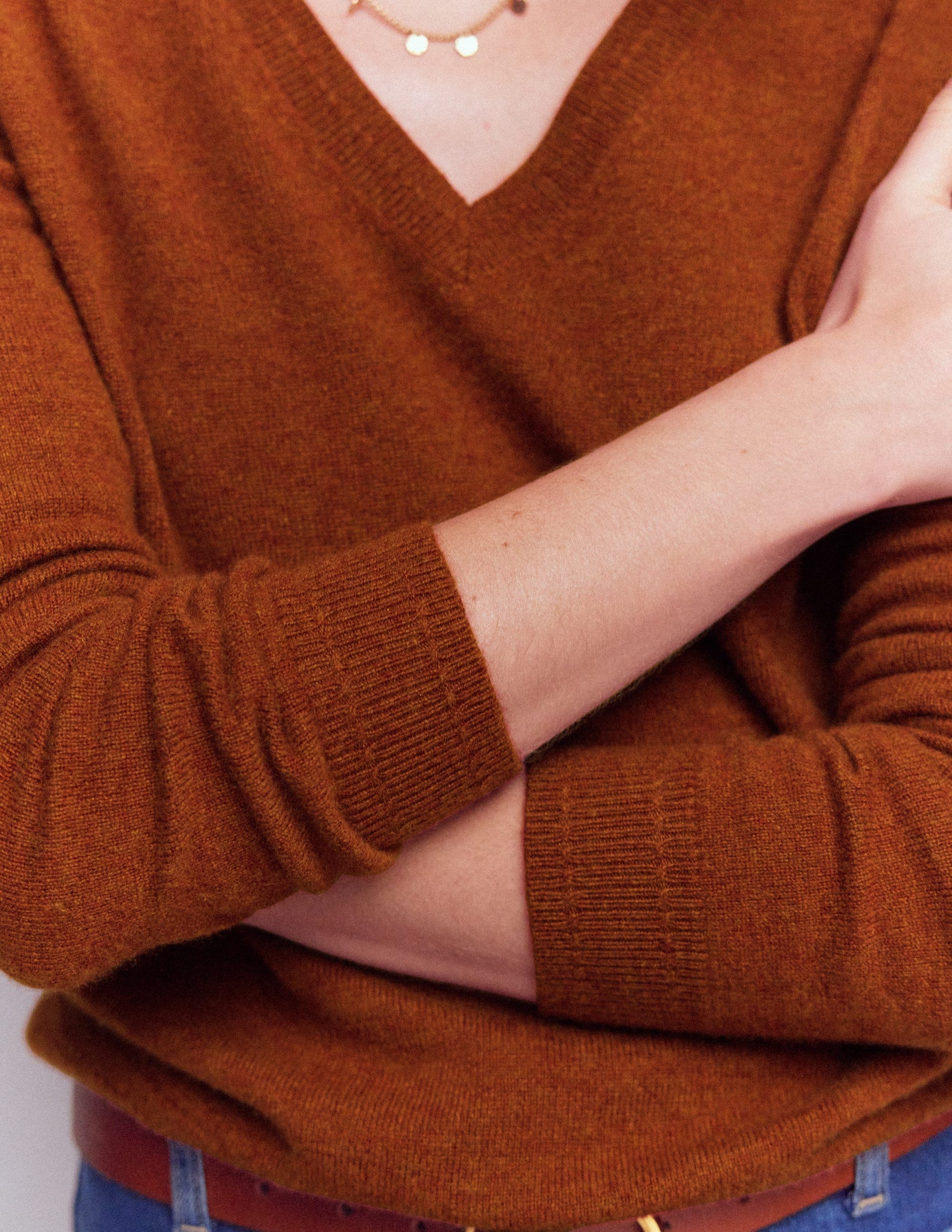 Eva Kaschmirpullover mit V-Ausschnitt-Cognac Meliert-2