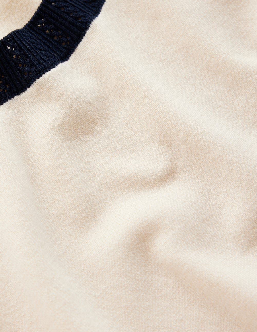 Emilia Baumwoll-T-Shirt mit Rundhalsausschnitt-Warmes Naturweiß, Marineblau