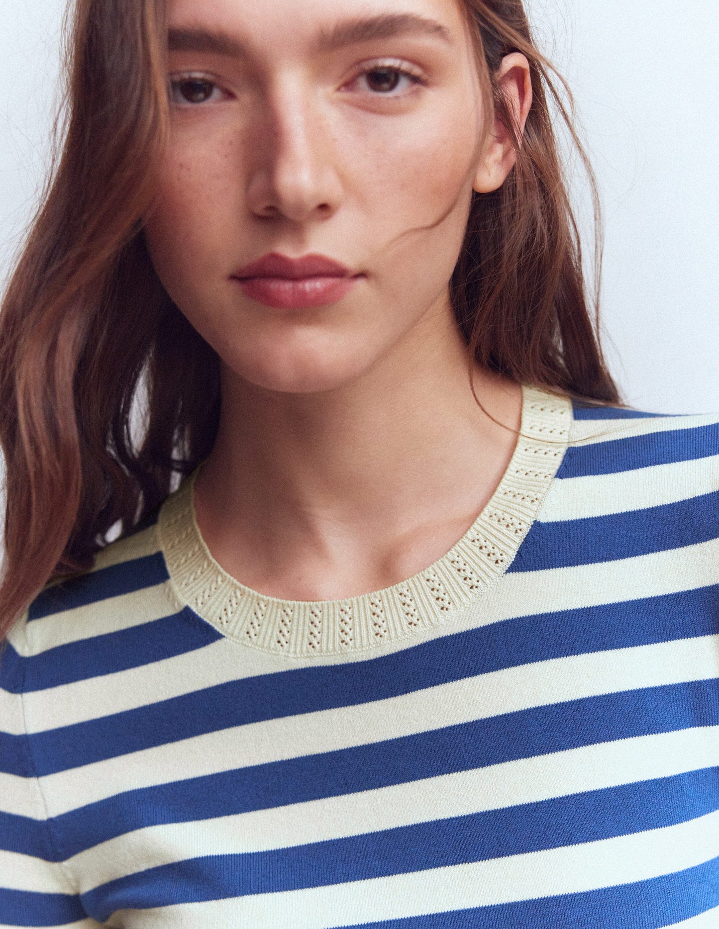 Emilia Baumwoll-T-Shirt mit Rundhalsausschnitt-Denim-Blau/Warmes Naturweiß