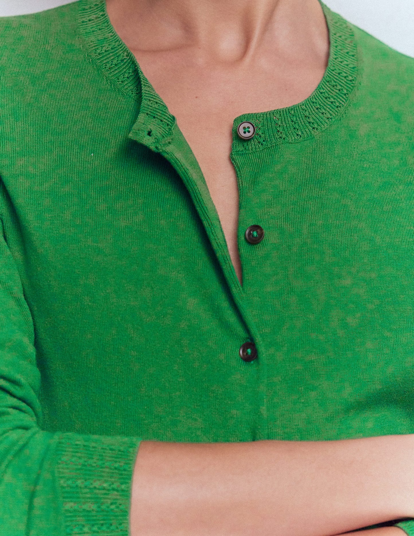 Emilia Baumwollstrickjacke mit Rundhalsausschnitt-Grünes Tamburin