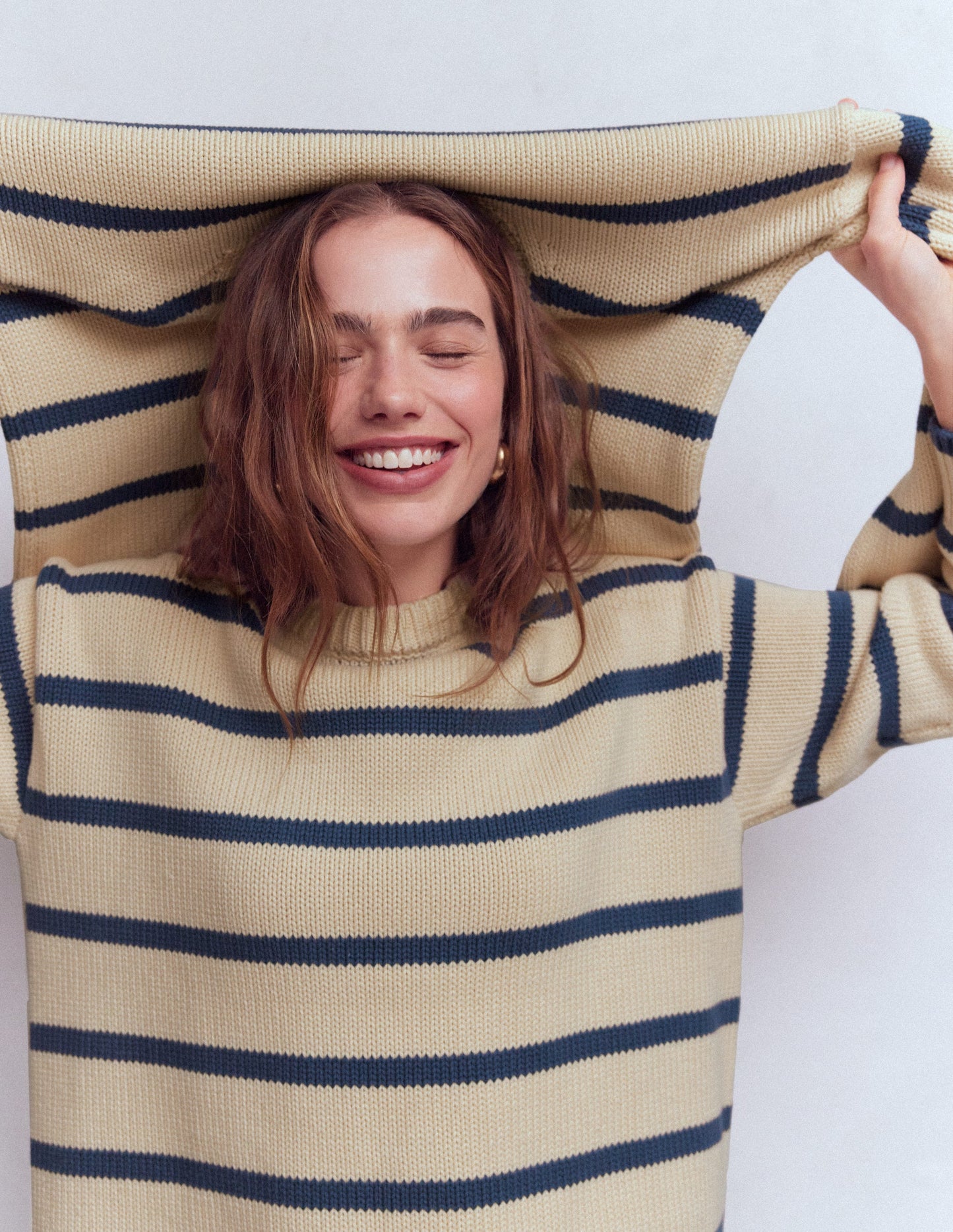 Lucy Oversize-Baumwollpullover-Mandelmilch/Denim-Blau Streifen