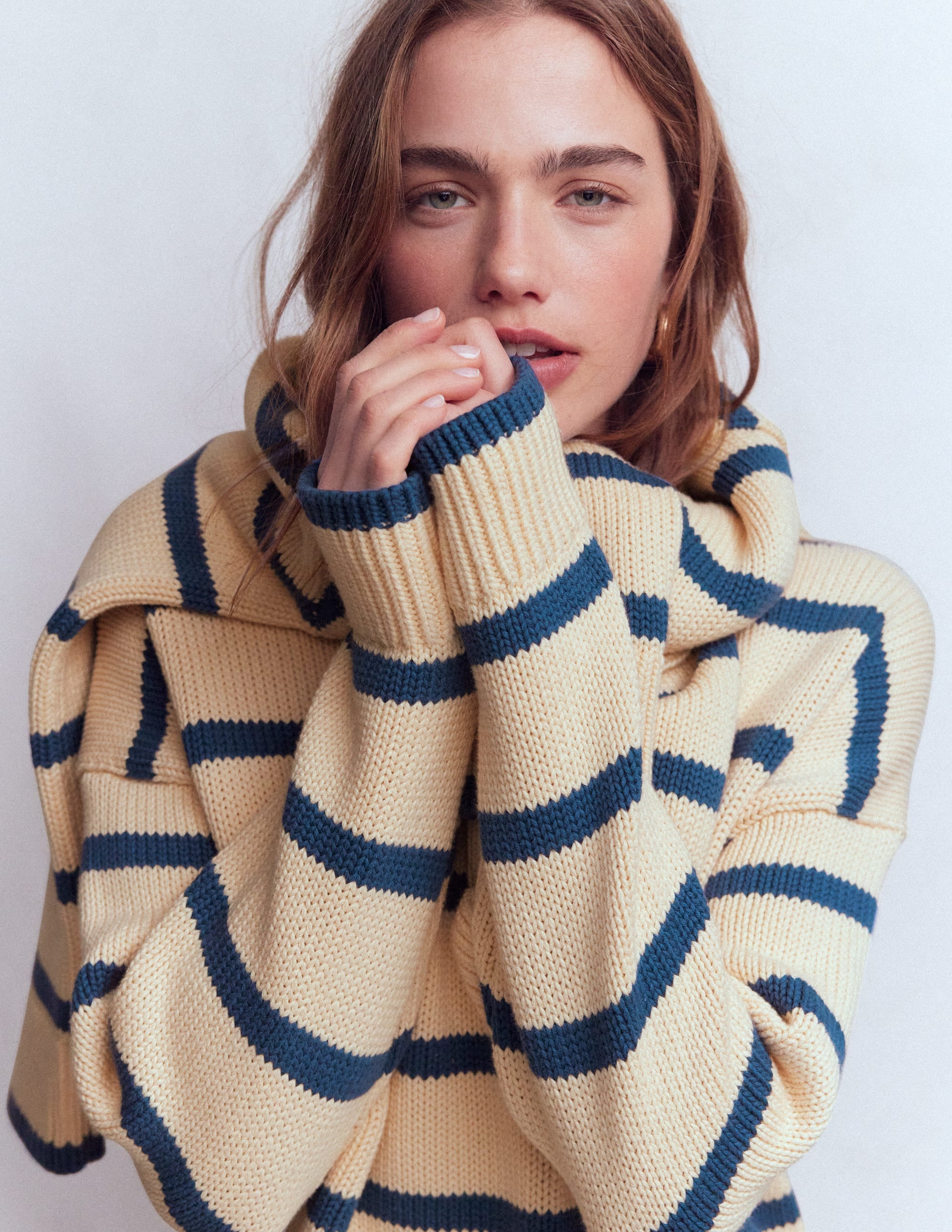 Lucy Oversize-Baumwollpullover-Mandelmilch/Denim-Blau Streifen - Image 2