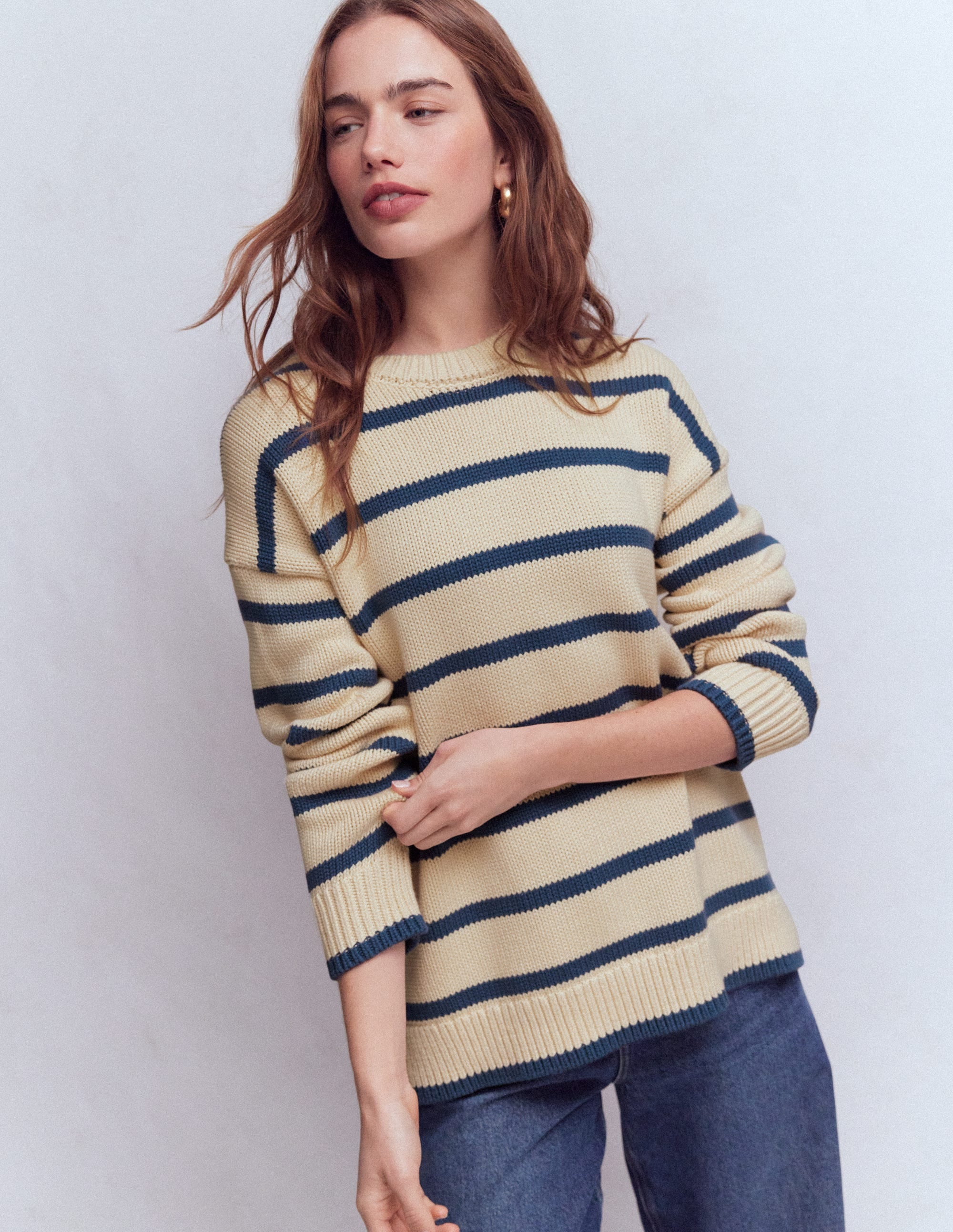 Lucy Oversize-Baumwollpullover-Mandelmilch/Denim-Blau Streifen - Image 4