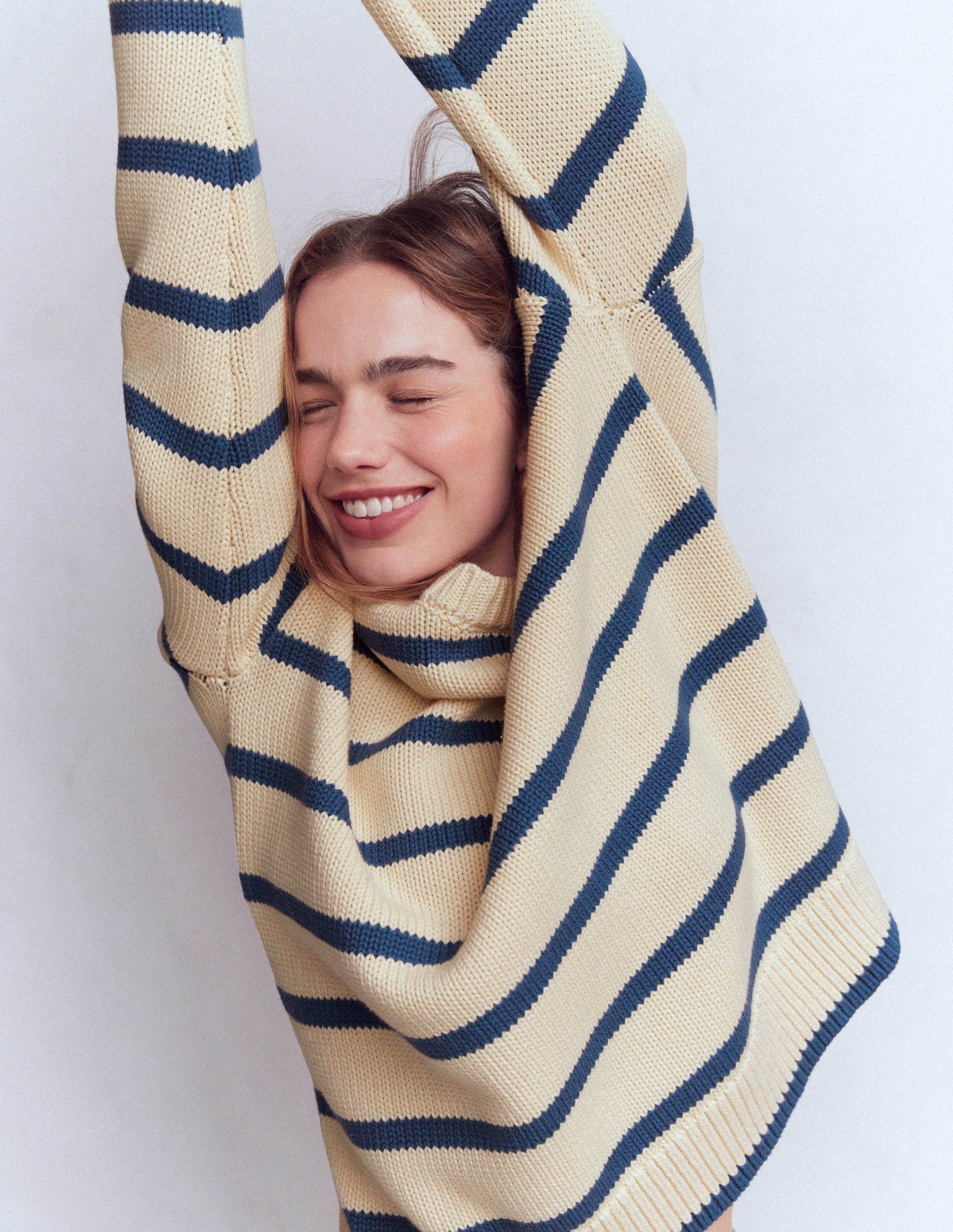 Lucy Oversize-Baumwollpullover-Mandelmilch/Denim-Blau Streifen - Image 5