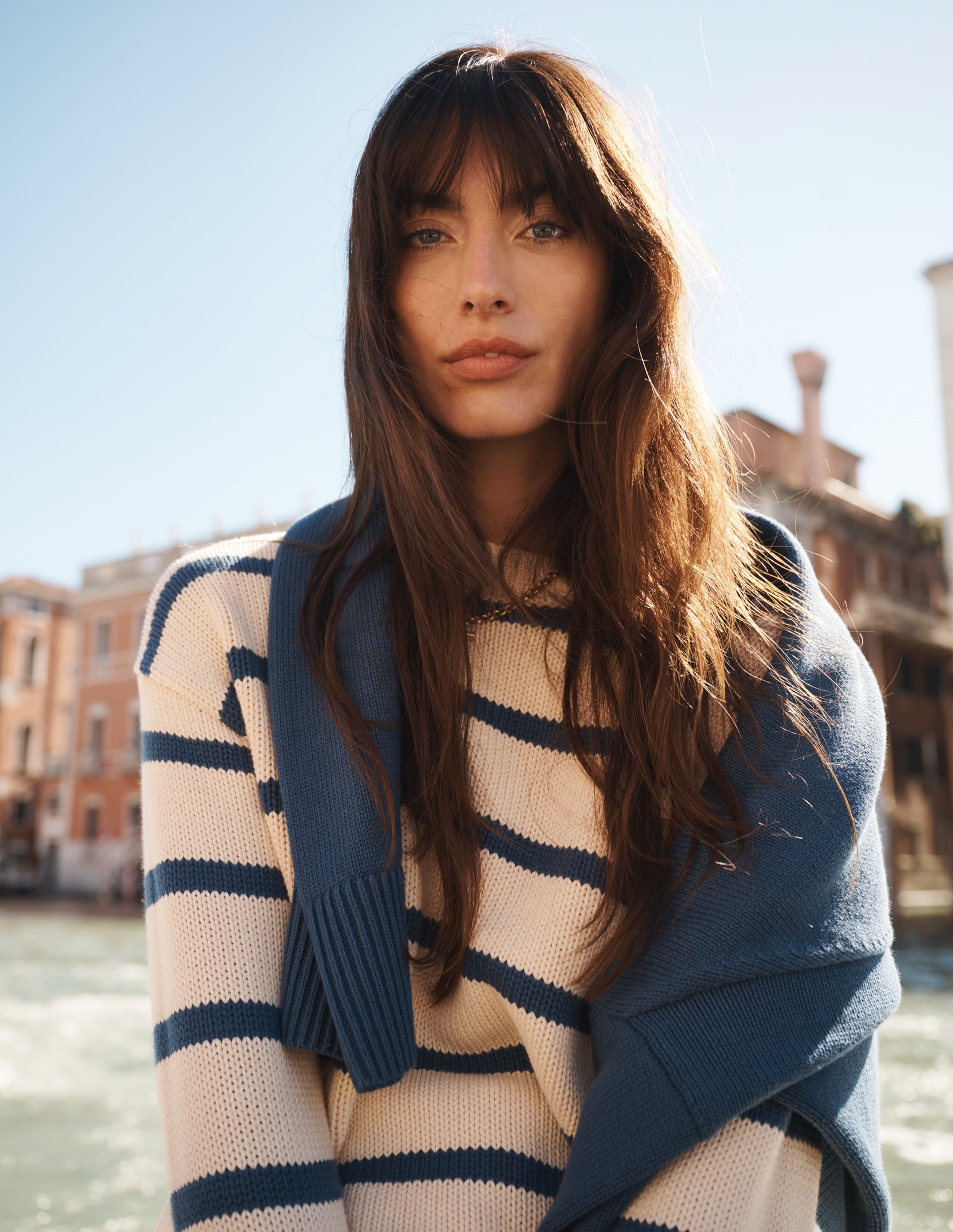 Lucy Oversize-Baumwollpullover-Mandelmilch/Denim-Blau Streifen - Image 6