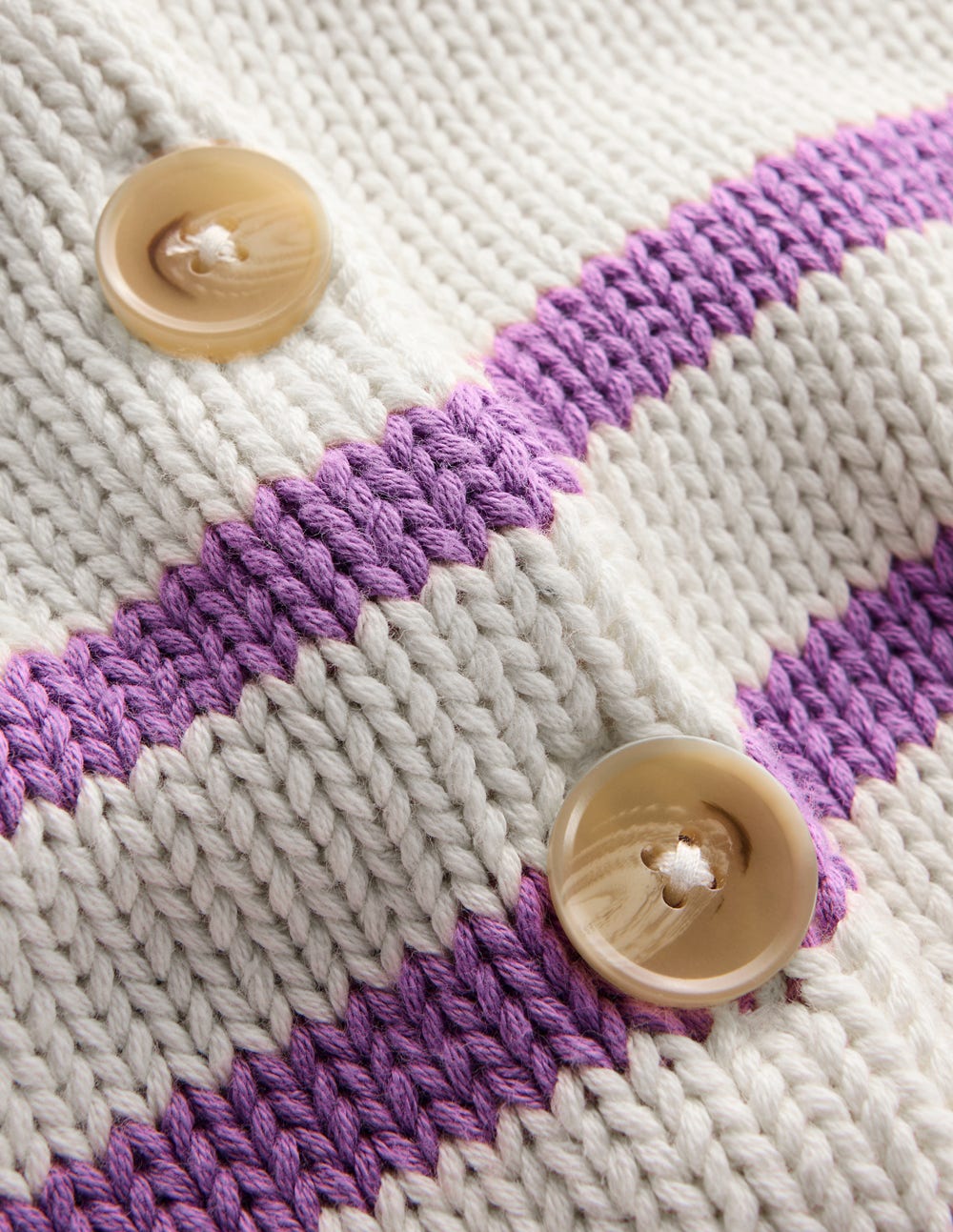 Lucy Grob gestrickte Baumwollstrickjacke-Warmes Naturweiß/Maulbeerlila