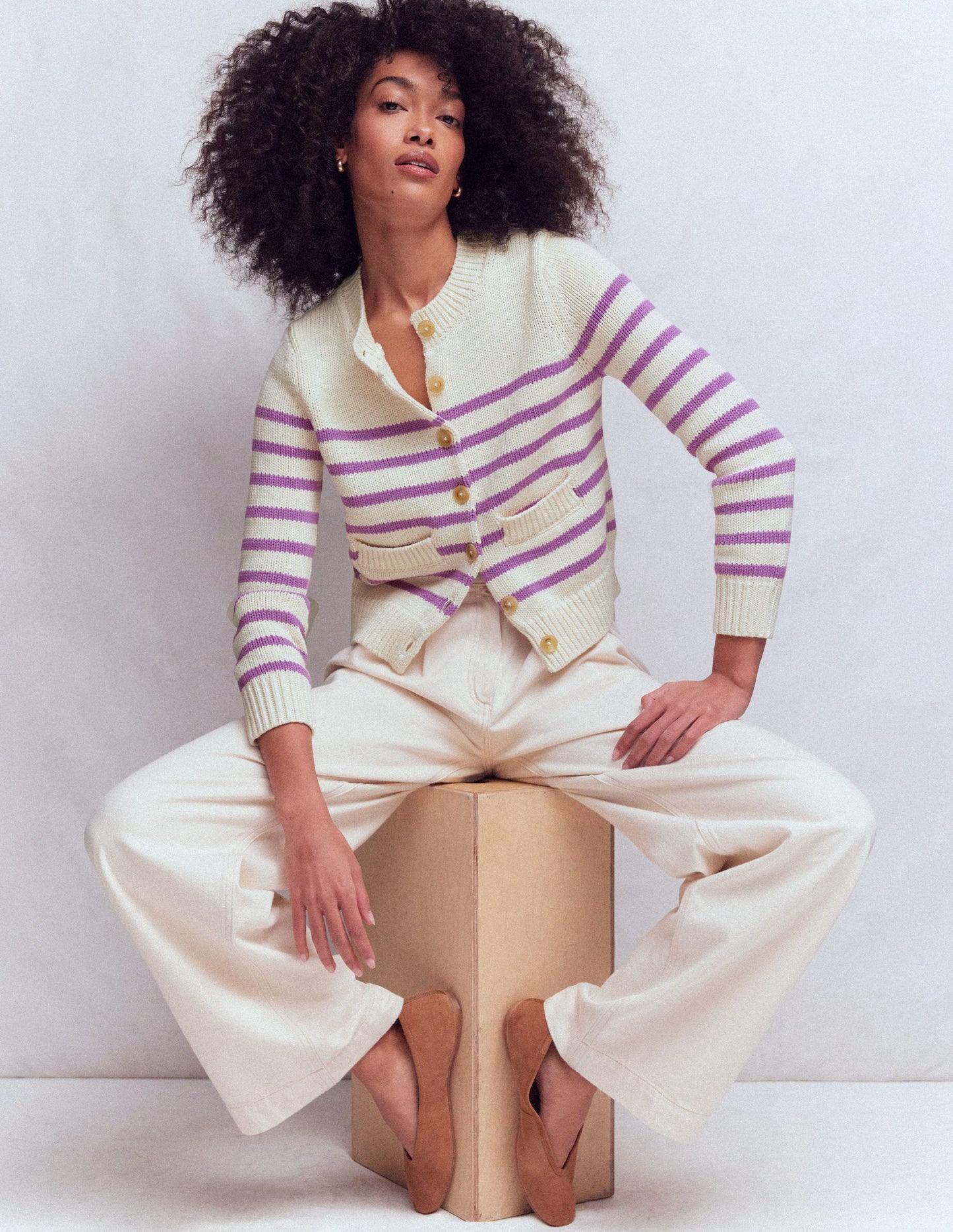 Lucy Grob gestrickte Baumwollstrickjacke-Warmes Naturweiß/Maulbeerlila