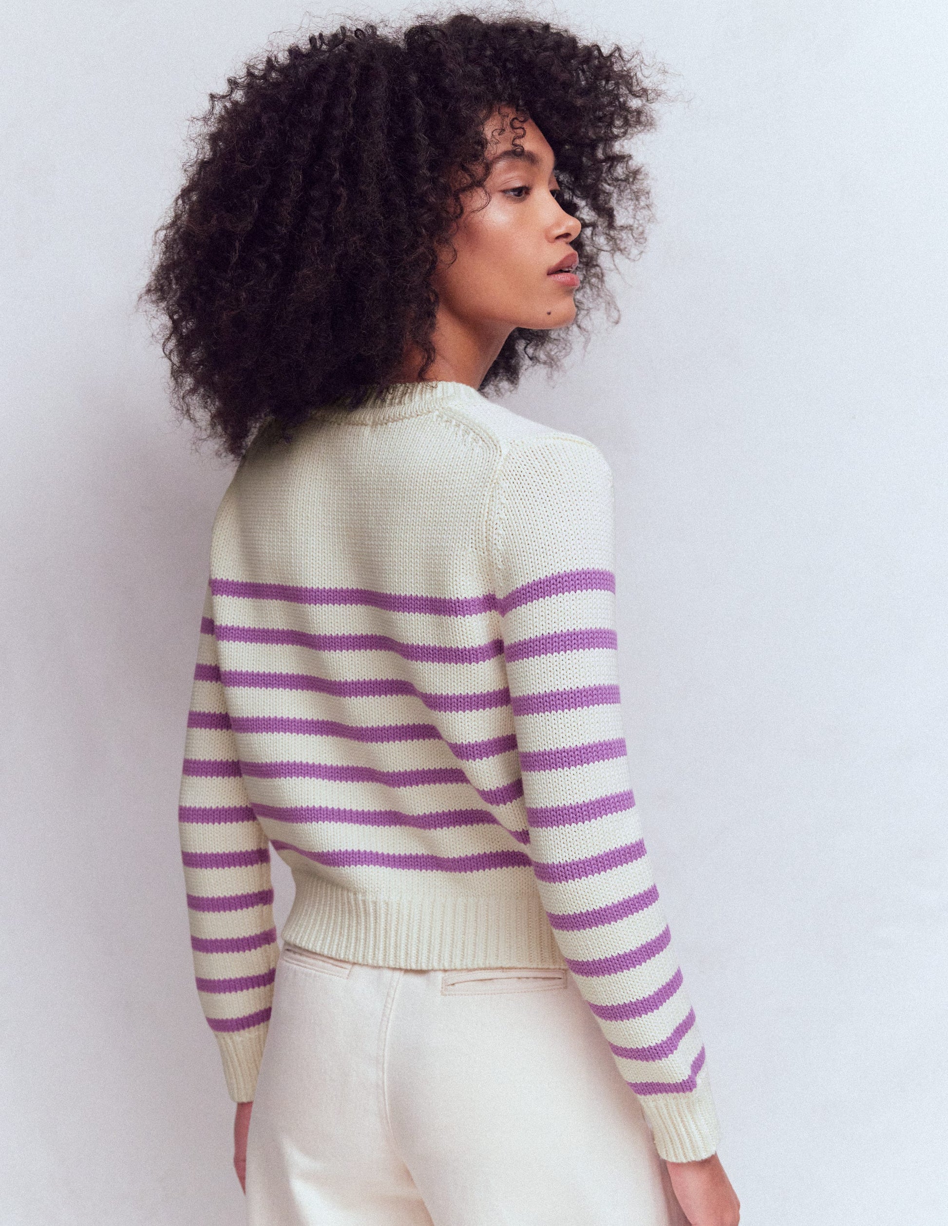 Lucy Grob gestrickte Baumwollstrickjacke-Warmes Naturweiß/Maulbeerlila-3