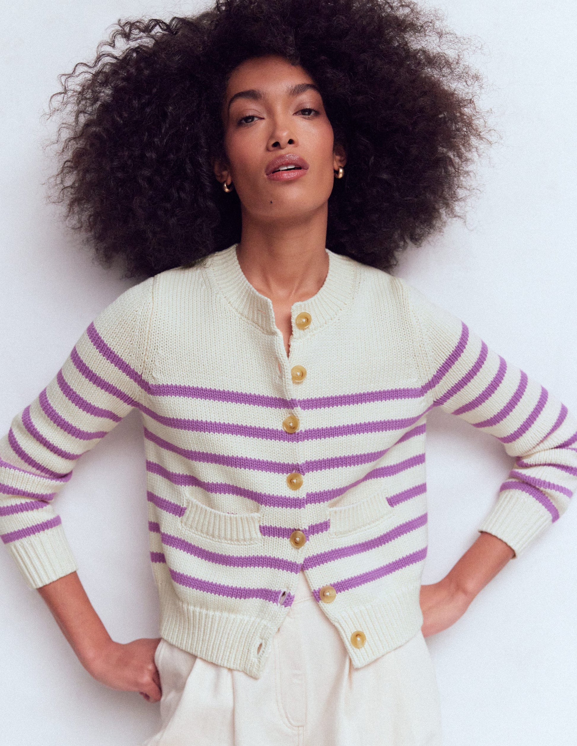 Lucy Grob gestrickte Baumwollstrickjacke-Warmes Naturweiß/Maulbeerlila-5
