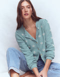 Valeria Strickjacke mit Häkelbesatz-Meeresdunst-Blau, Stickerei