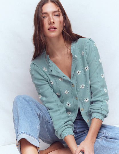 Valeria Strickjacke mit Häkelbesatz-Meeresdunst-Blau, Stickerei-1