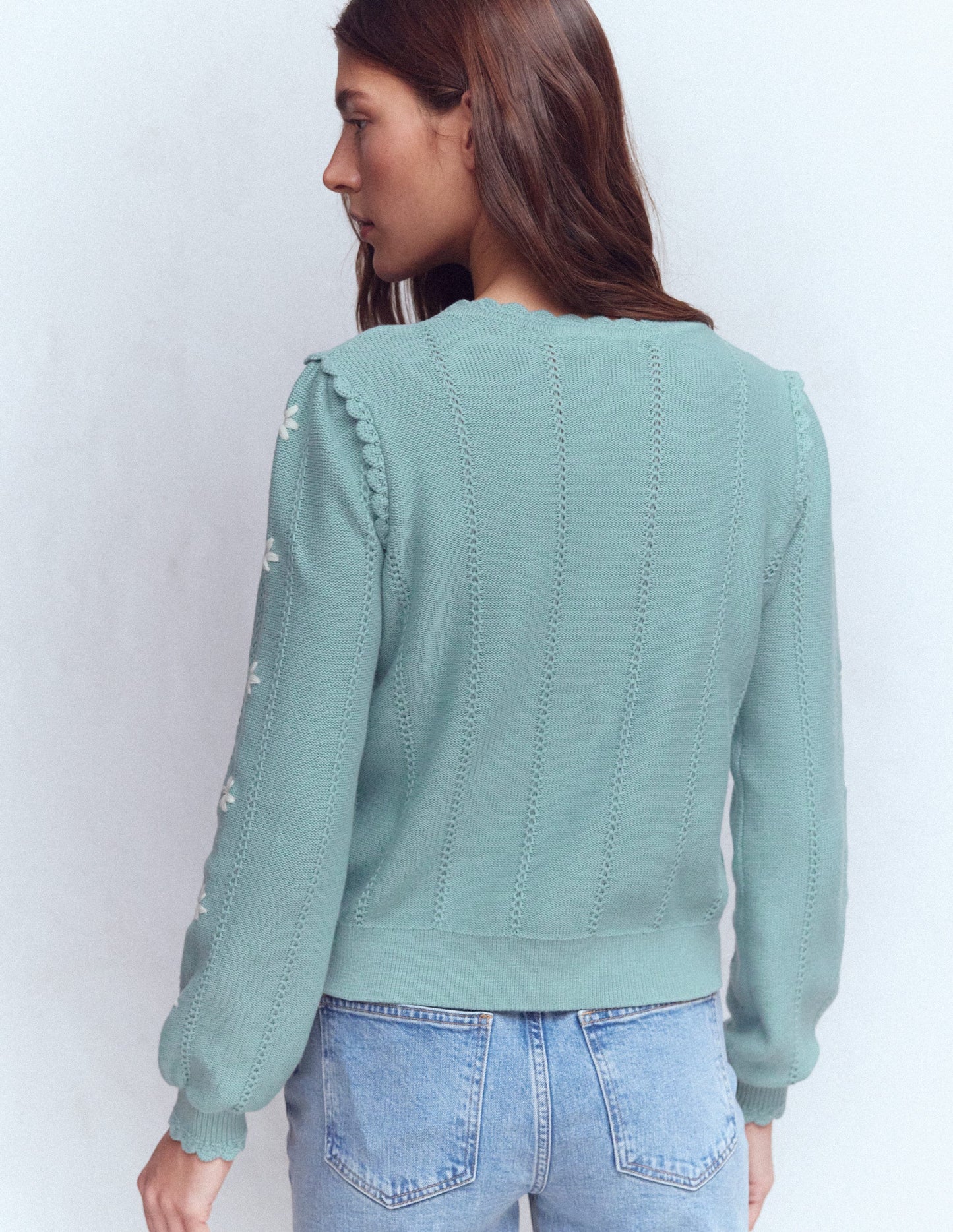 Valeria Strickjacke mit Häkelbesatz-Meeresdunst-Blau, Stickerei