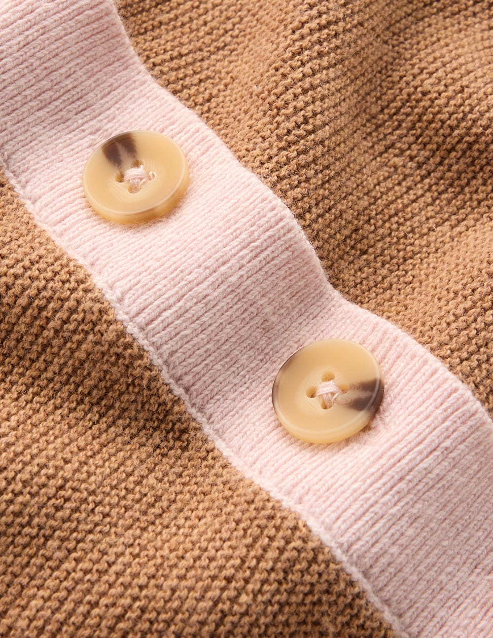 Grace T-Shirt in Blockfarben-Camel Meliert - Image 7