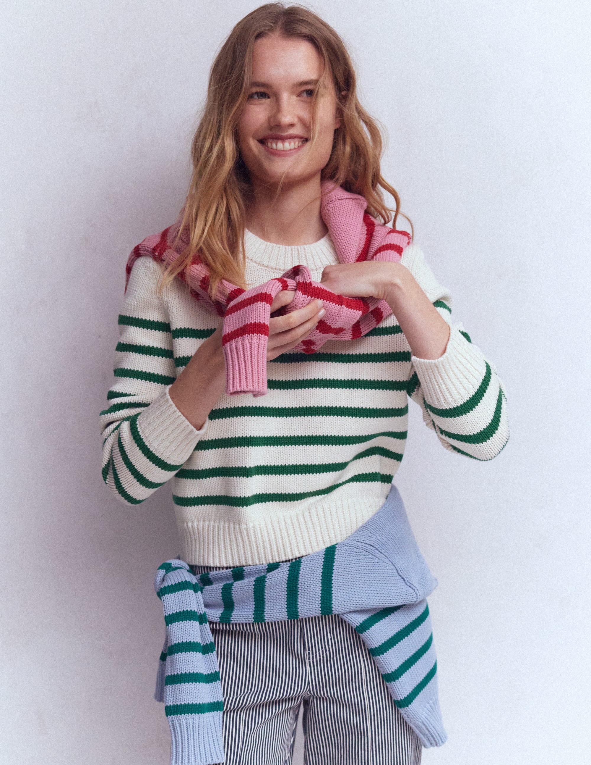 Lucy Grob gestrickter Baumwollpullover-Naturweiß und Juwelengrün Streifen - Image 4