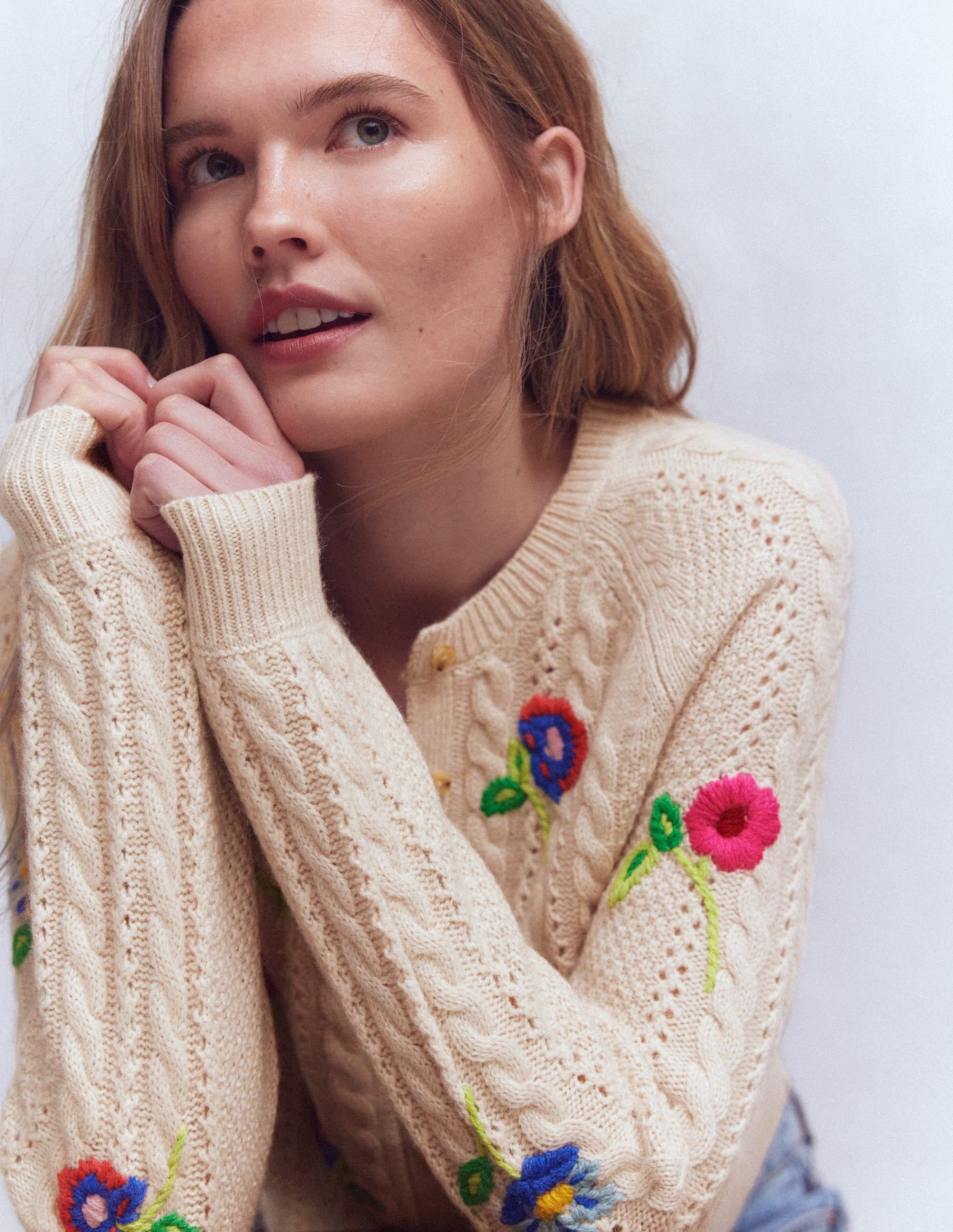 Liv Bestickte Strickjacke mit Zopfmuster-Beige Meliert - Image 2