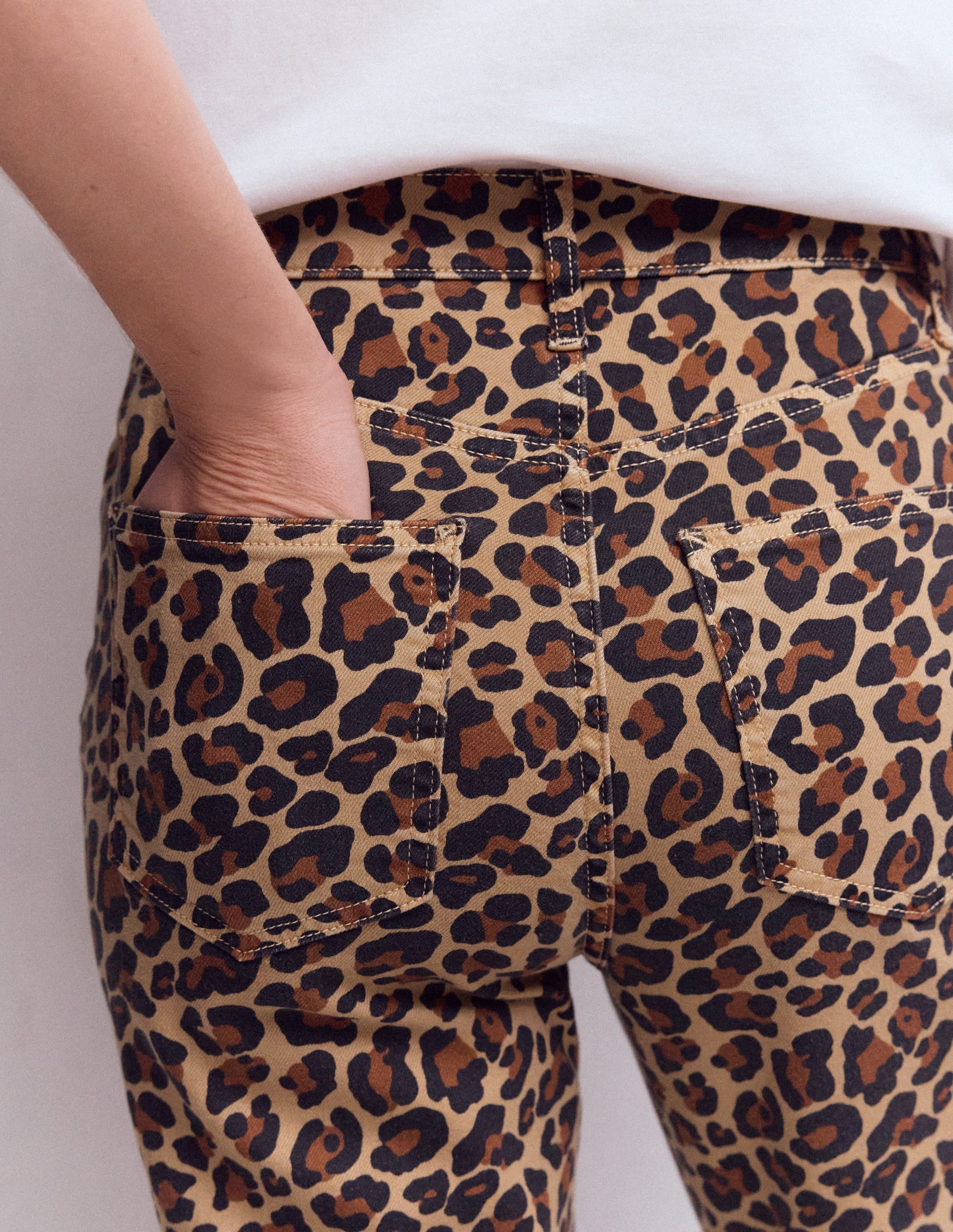 Jeans mit hohem Bund und geradem Bein-Tierfellmuster - Image 5