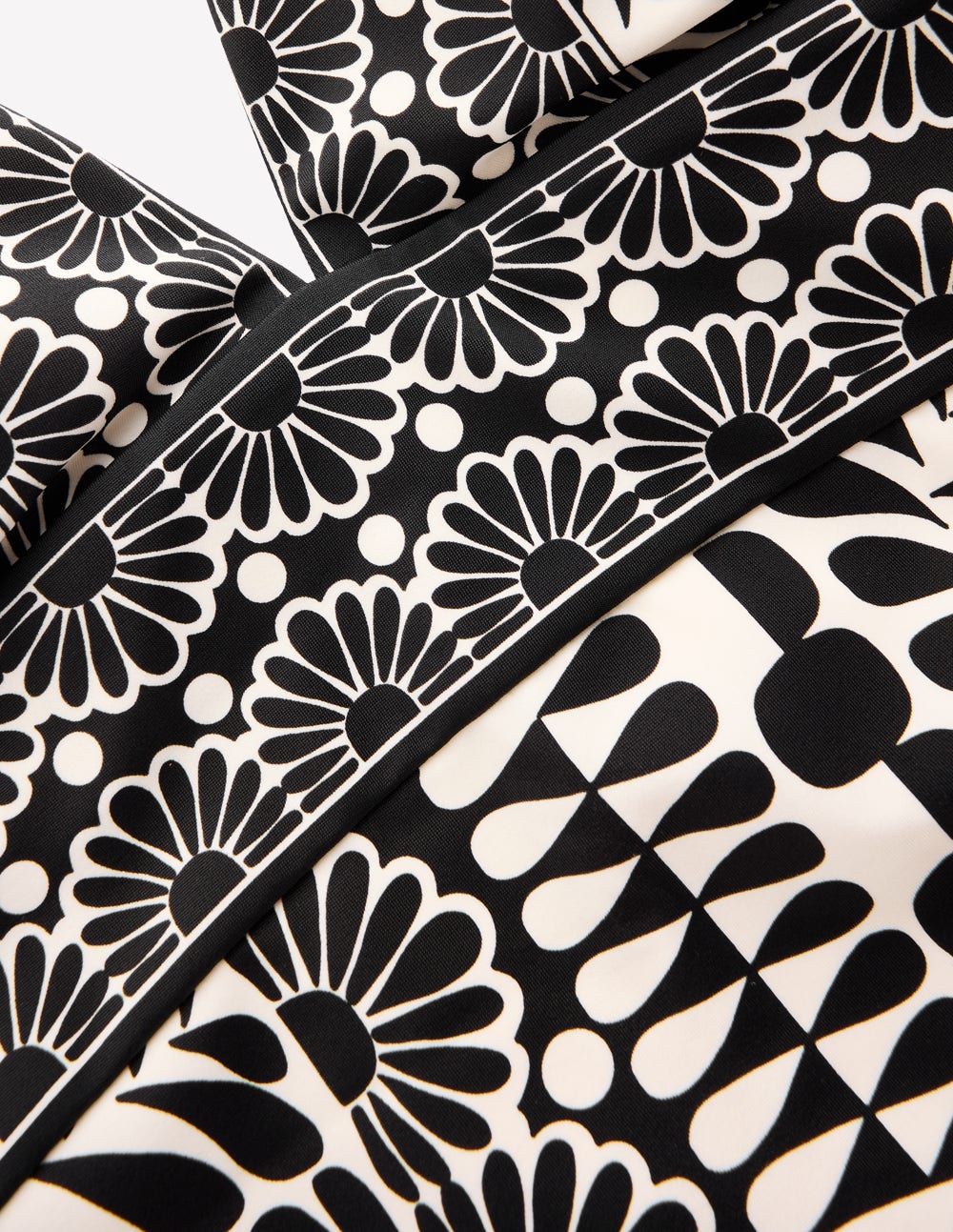 Maillot de bain col V Porto-Noir, motif Geo Stamp-6