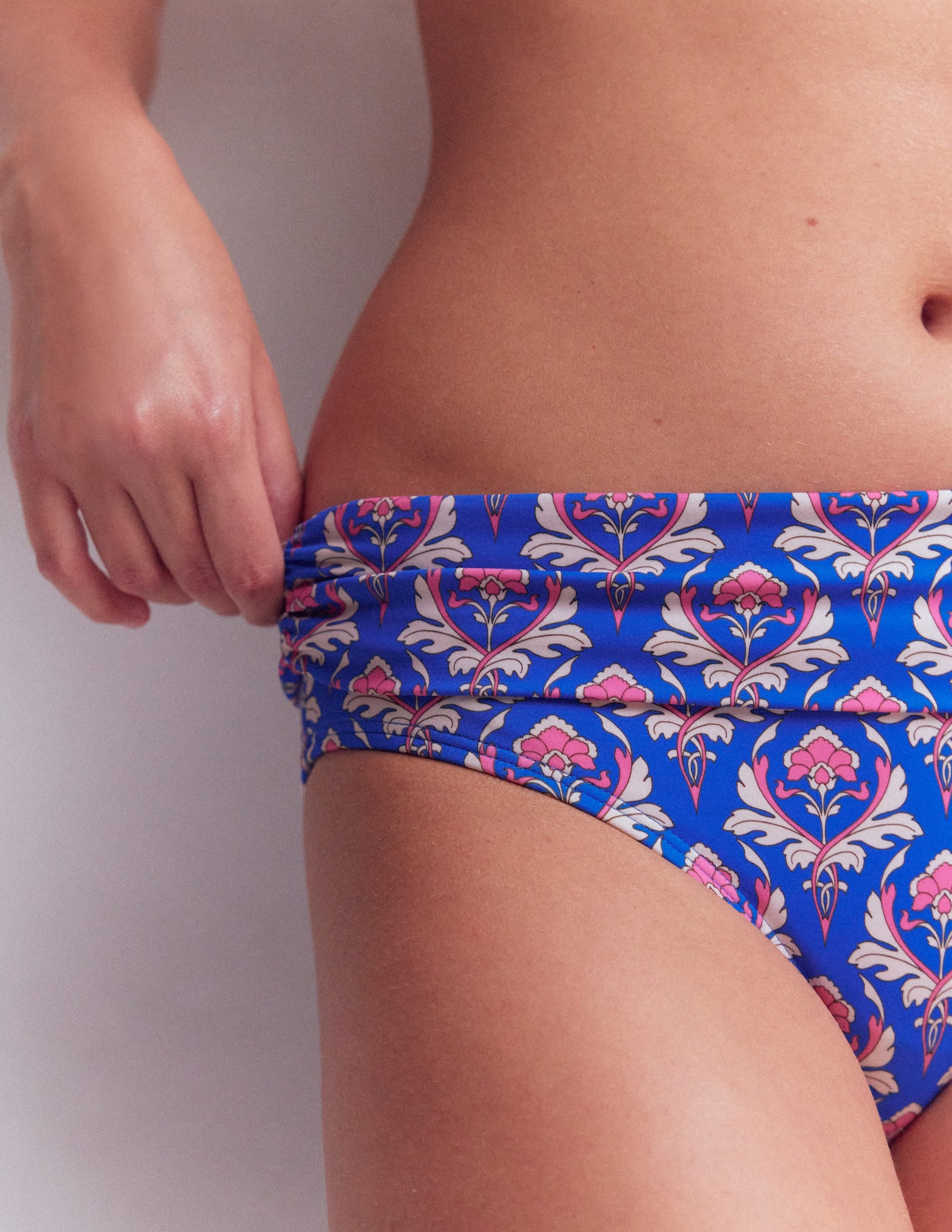 Klassische Bikinihose mit umgeschlagenem Bund-Blau, Zierstempel - Image 2