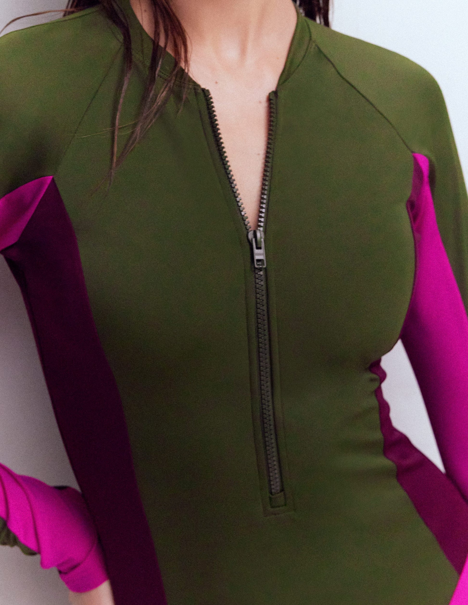 Sportlicher Badeanzug mit Raglanärmeln-Khaki, Blockfarben-2