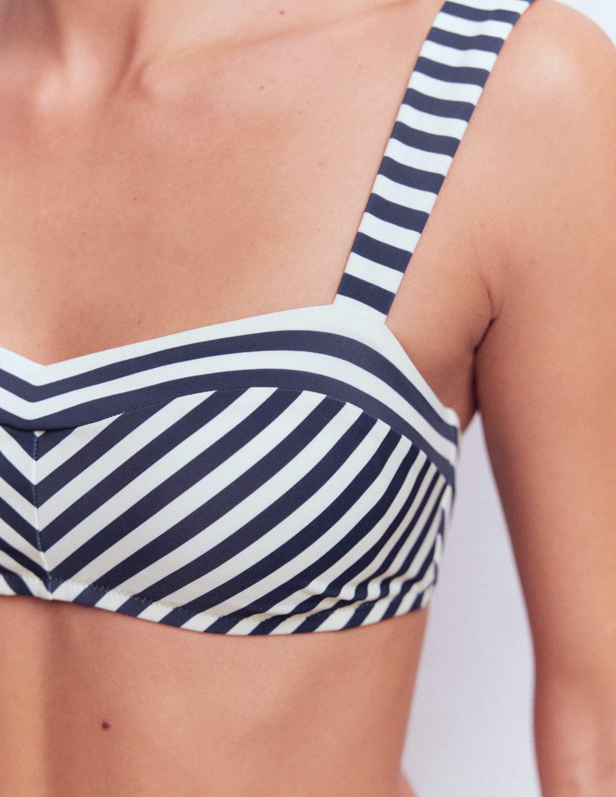 Bikinitop mit Herzausschnitt-Marineblau, Naturweiß Gestreift - Image 2