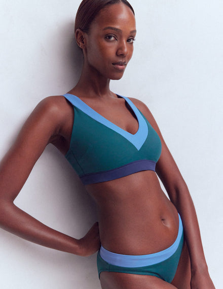 Campania Bikinioberteil mit gekreuzten Rückenträgern-Marineblau, Grün, Blau Blockfarben