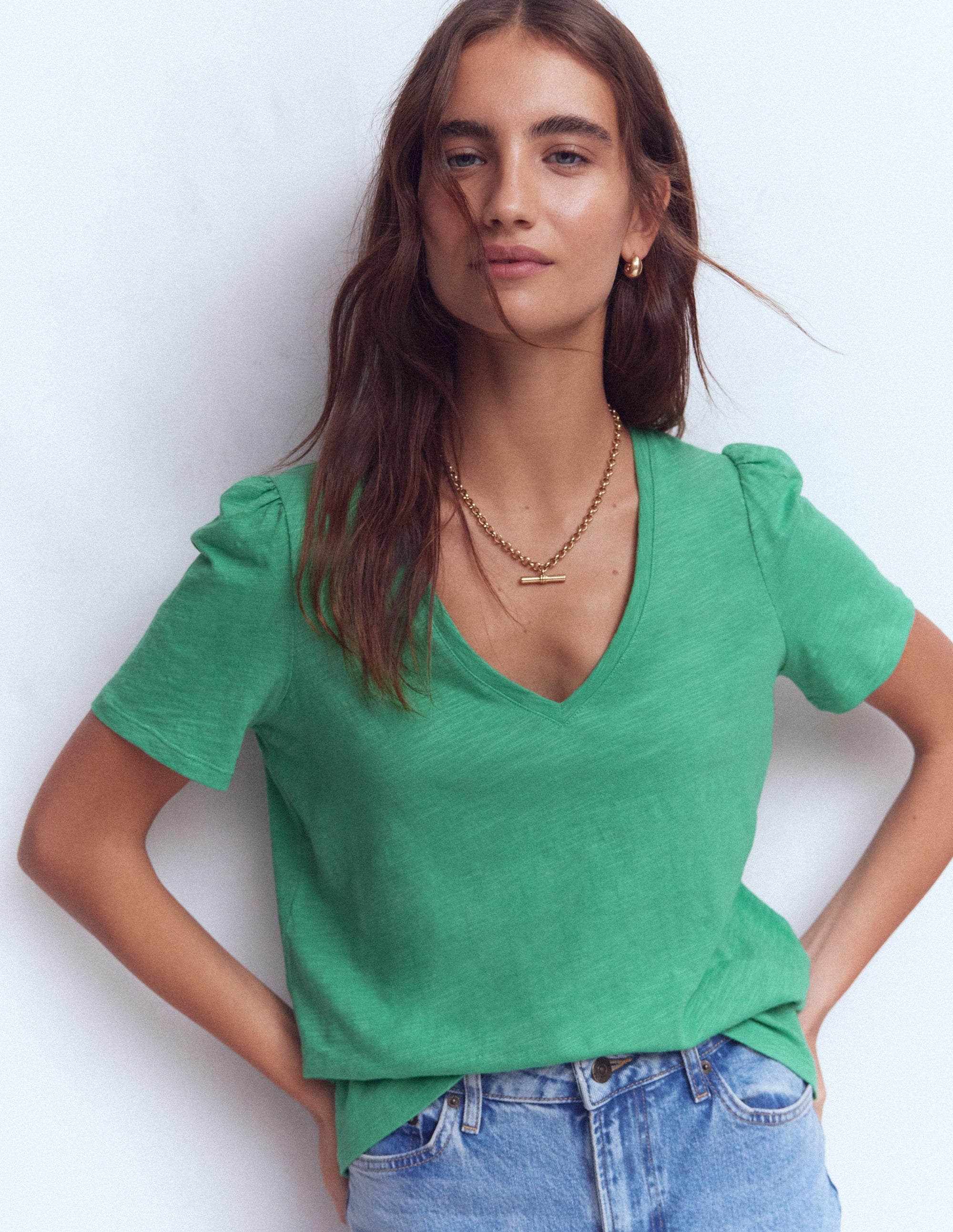 Sophie Flammgarn-T-Shirt mit V-Ausschnitt-Aloe Grün - Image 1