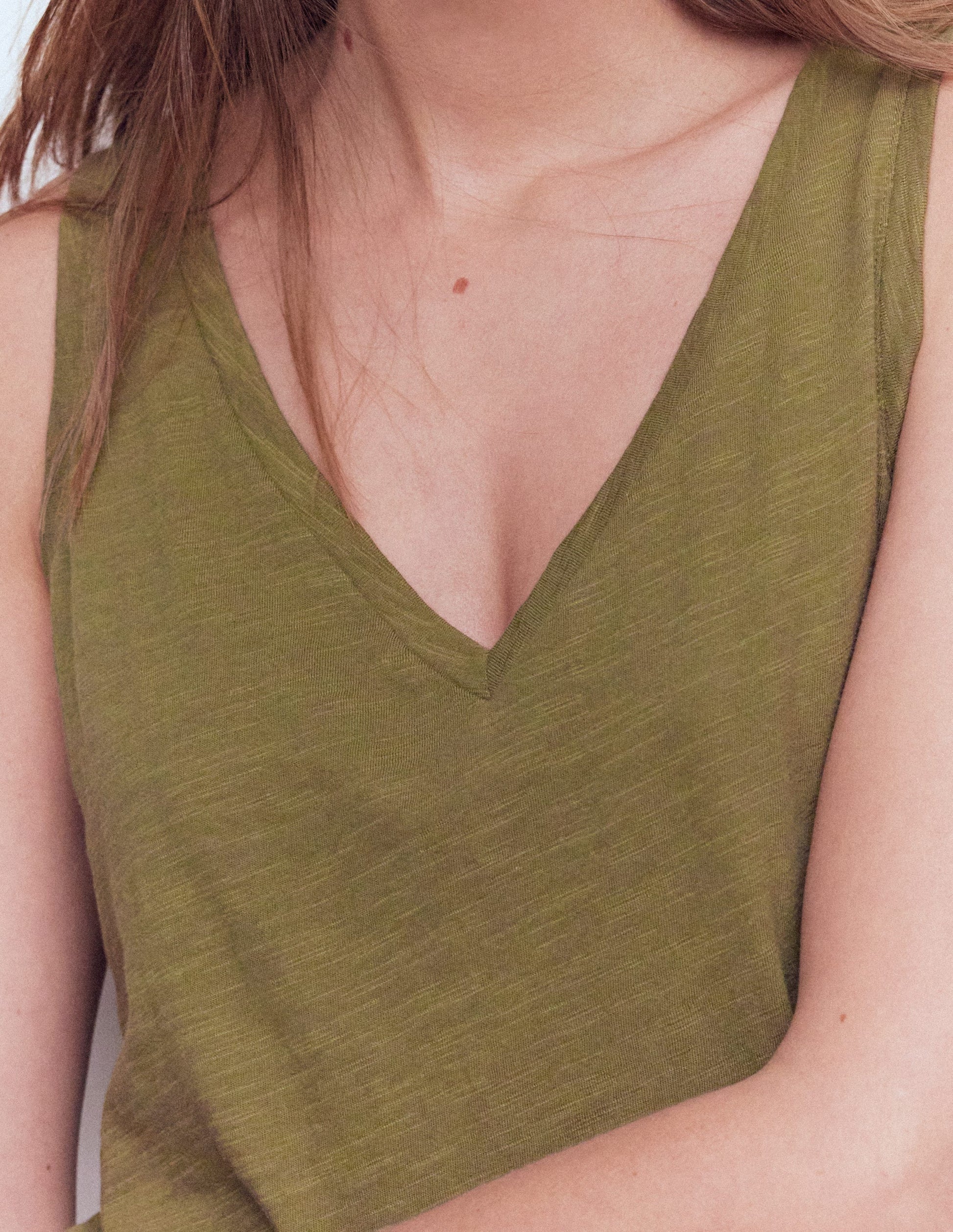 Flammgarn-Top mit V-Ausschnitt-Olive Capulet-2