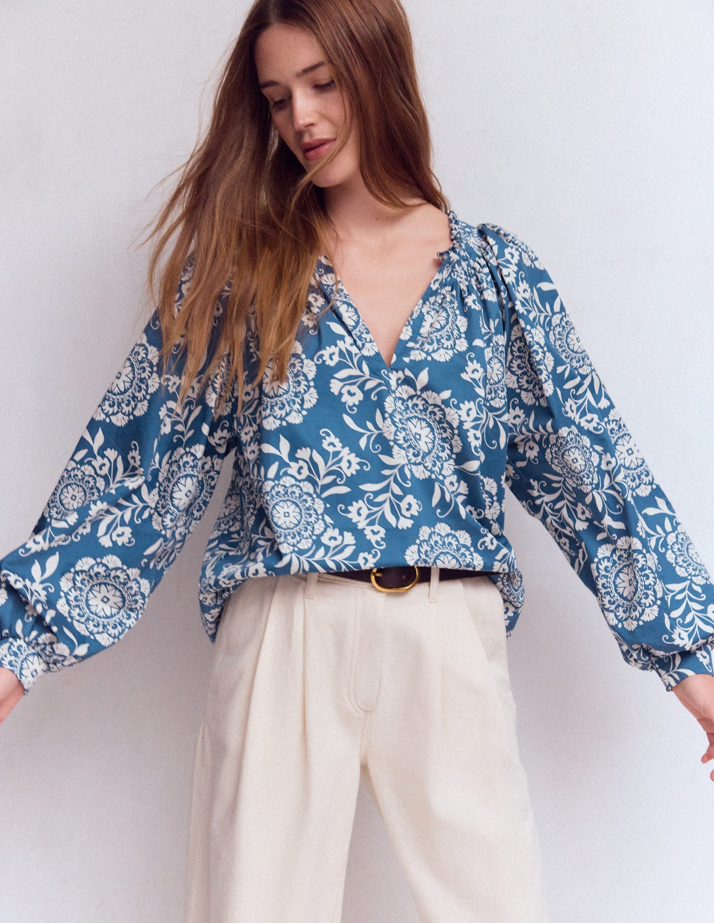 Serena Oberteil mit Faltendetail am Ausschnitt-Dunkelblau, Dekorative Blüten