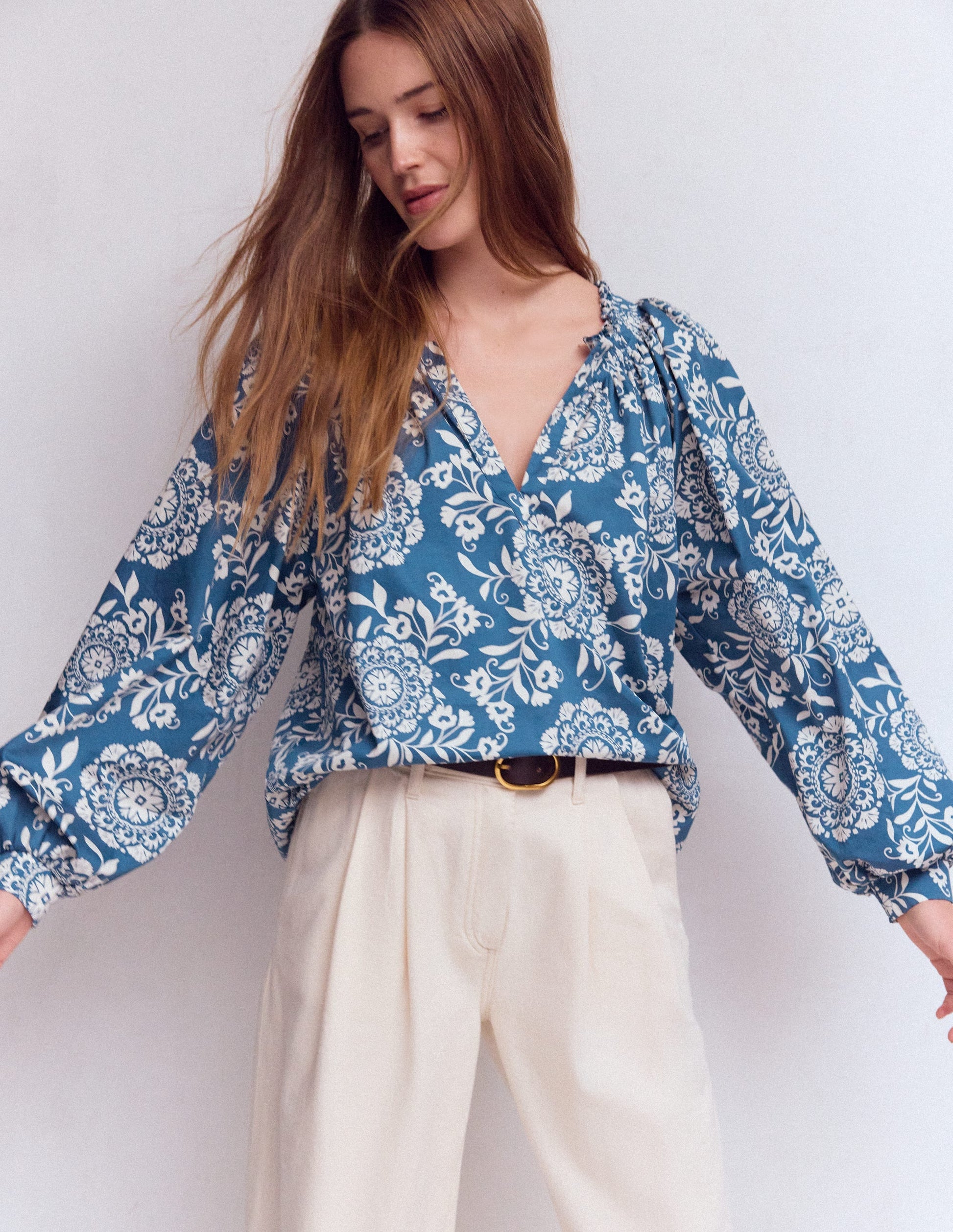 Serena Oberteil mit Faltendetail am Ausschnitt-Dunkelblau, Dekorative Blüten-1