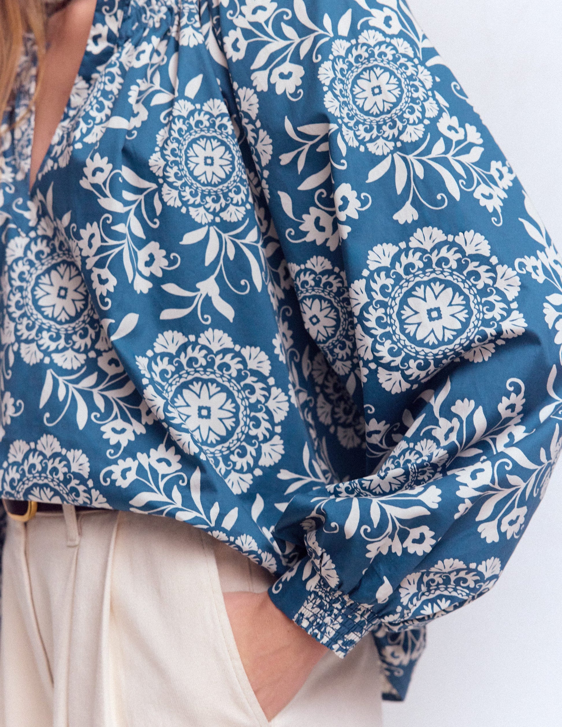 Serena Oberteil mit Faltendetail am Ausschnitt-Dunkelblau, Dekorative Blüten-2