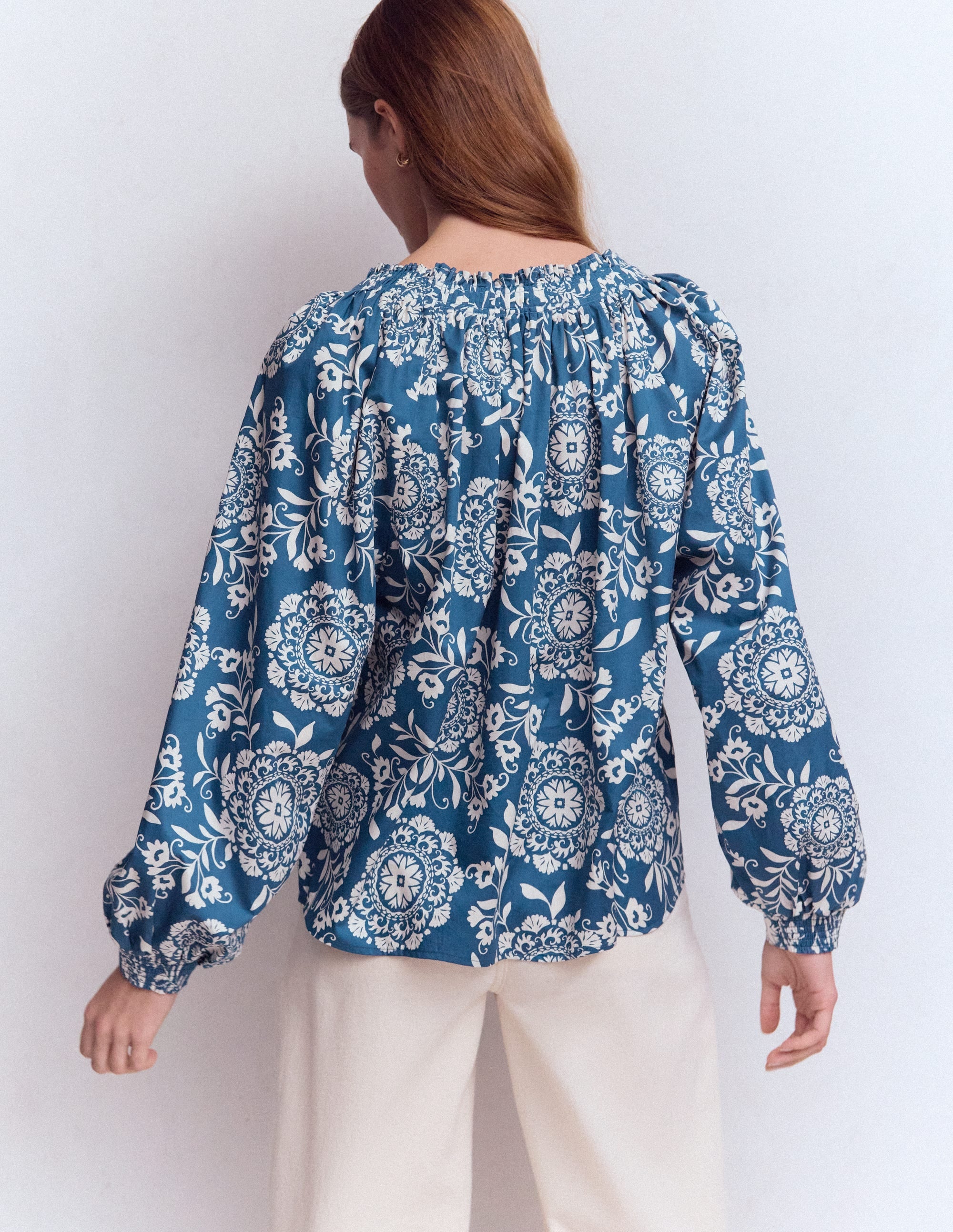 Serena Oberteil mit Faltendetail am Ausschnitt-Blau, Dekorative Blüten - Image 3