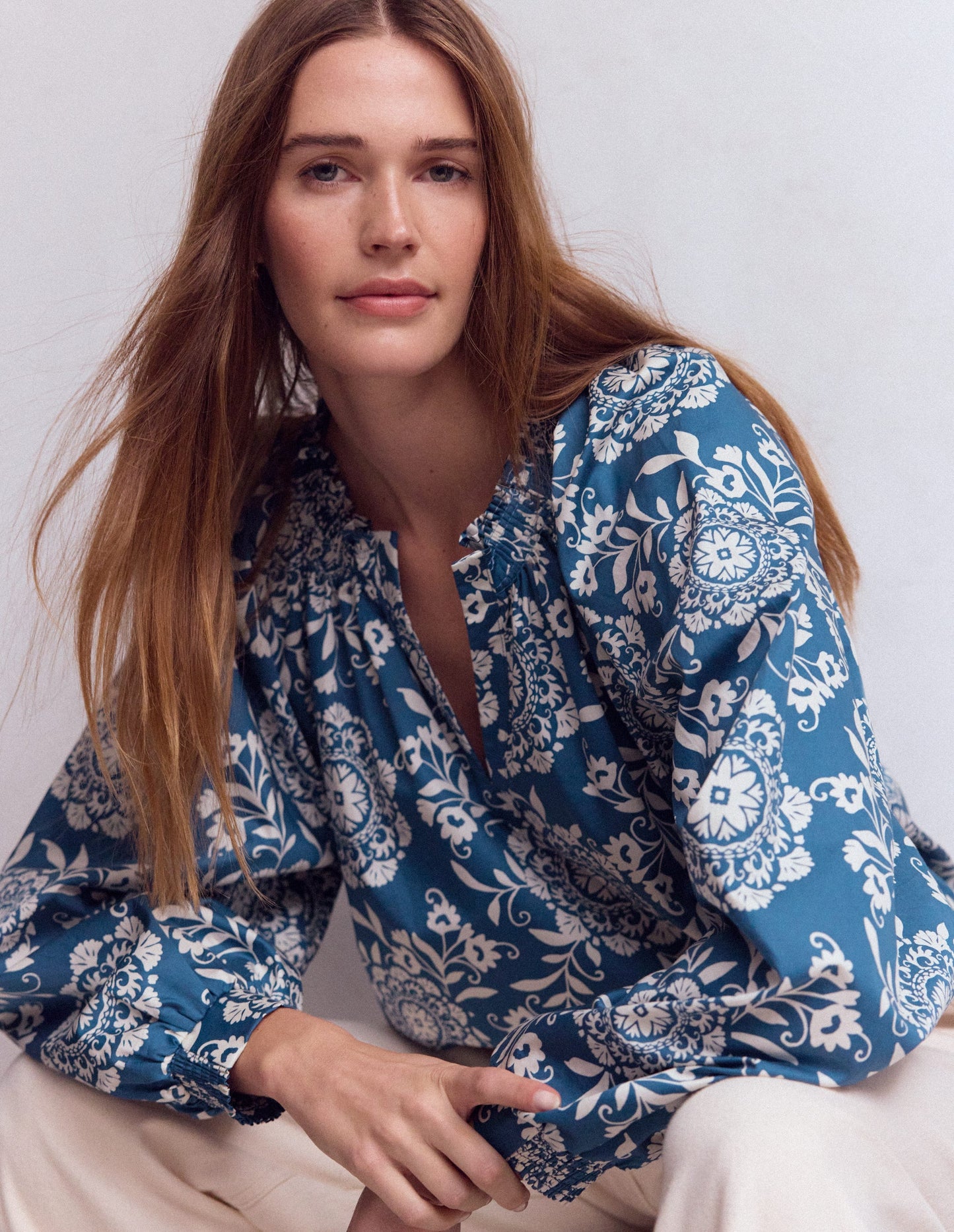 Serena Oberteil mit Faltendetail am Ausschnitt-Dunkelblau, Dekorative Blüten