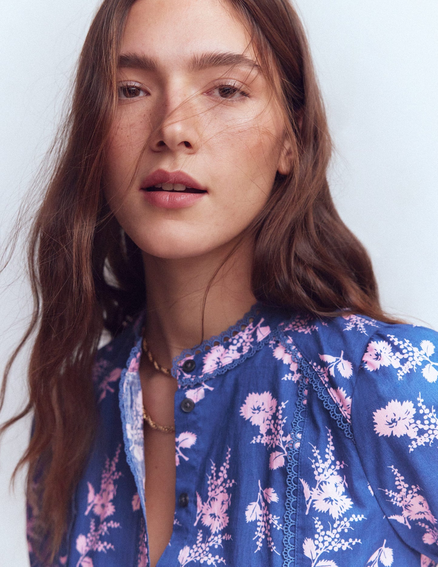 Rhea Baumwolloberteil mit Besatz-Blau, Blühender Zweig