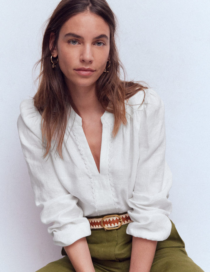 Leinen-Oberteil mit gekerbtem Ausschnitt und Besatz-Weiß