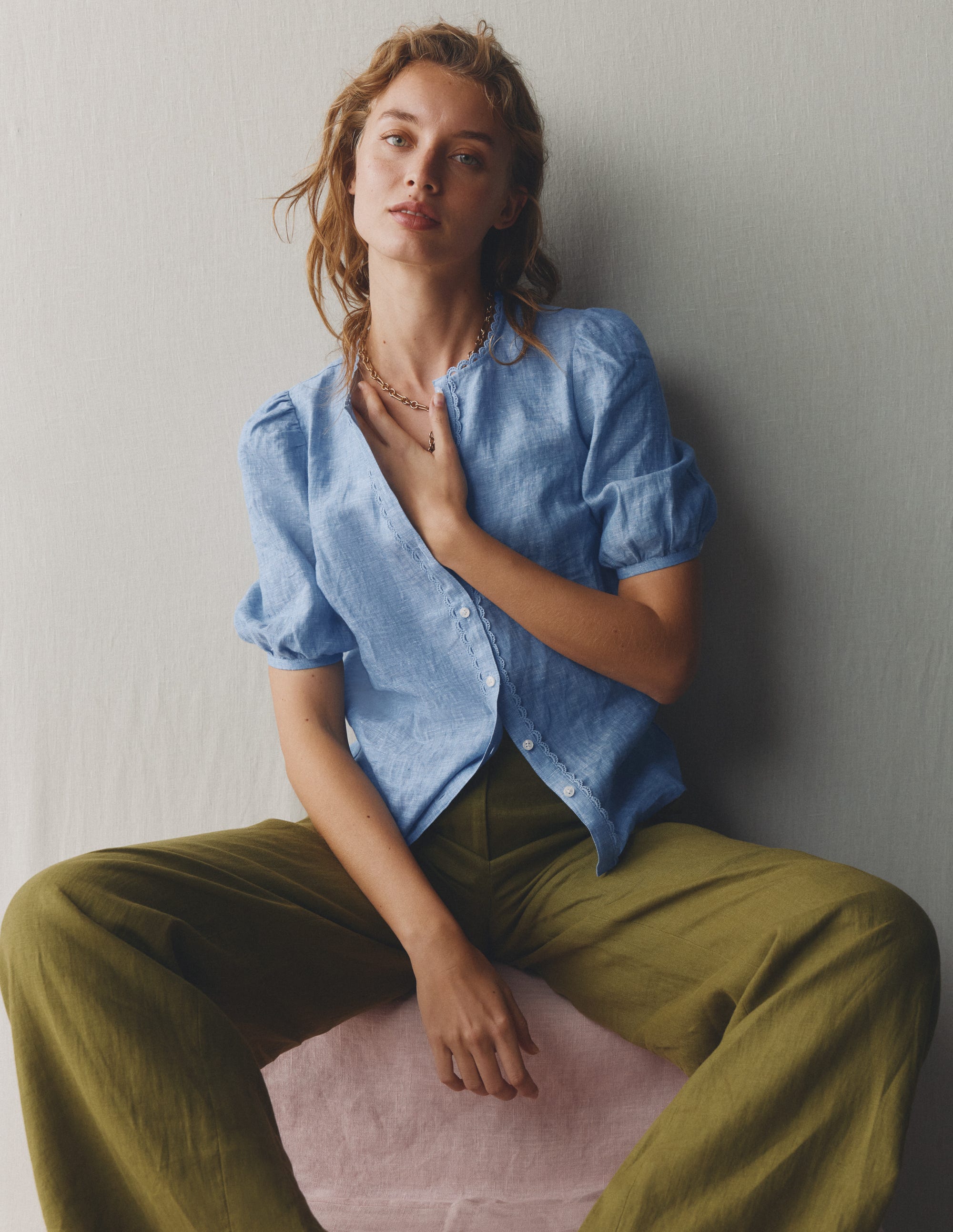 Leah Kurzärmeliges Leinenoberteil-Blauer Faux-Uni - Image 5