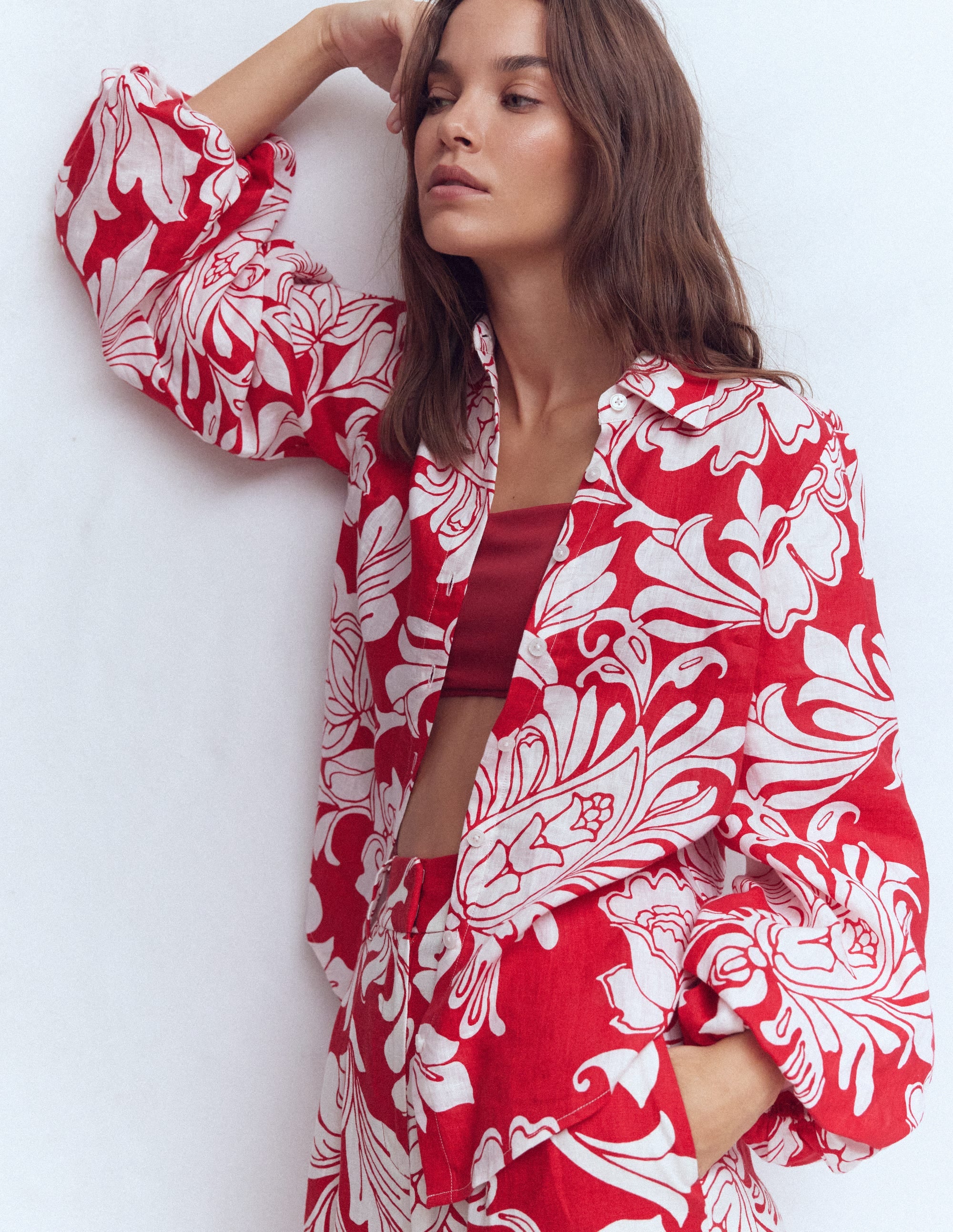 Chemise en lin à manches bouffantes-Rouge Merida, motif Botanical Flourish - Image 1