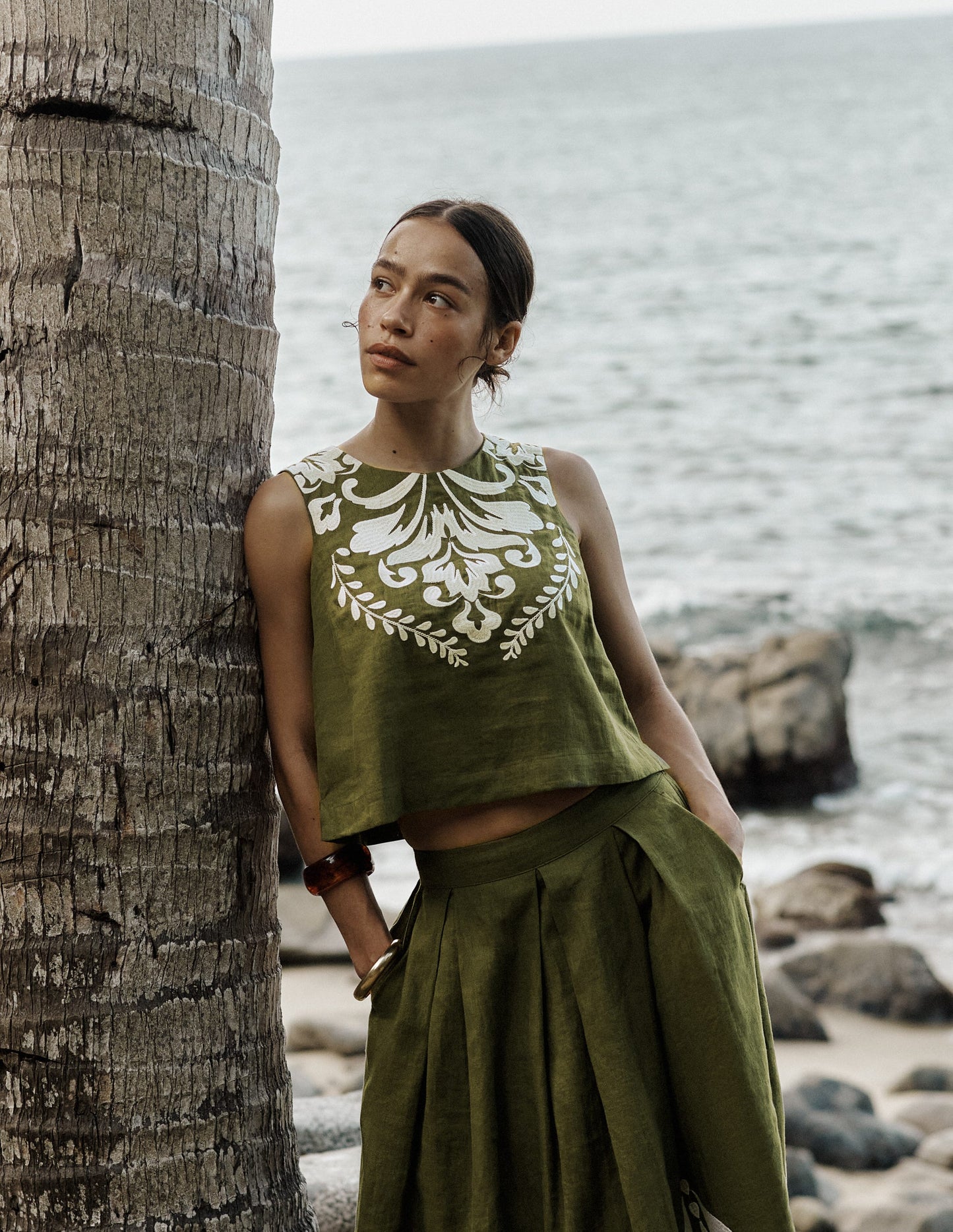 Sofia Besticktes Oberteil aus Leinen-Wintermoos, Naturweiße Stickerei