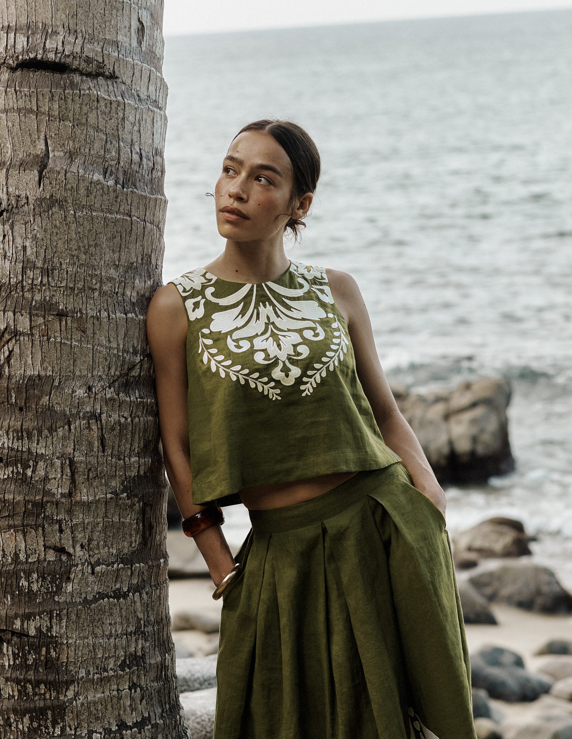 Sofia Besticktes Oberteil aus Leinen-Wintermoos, Naturweiße Stickerei-1