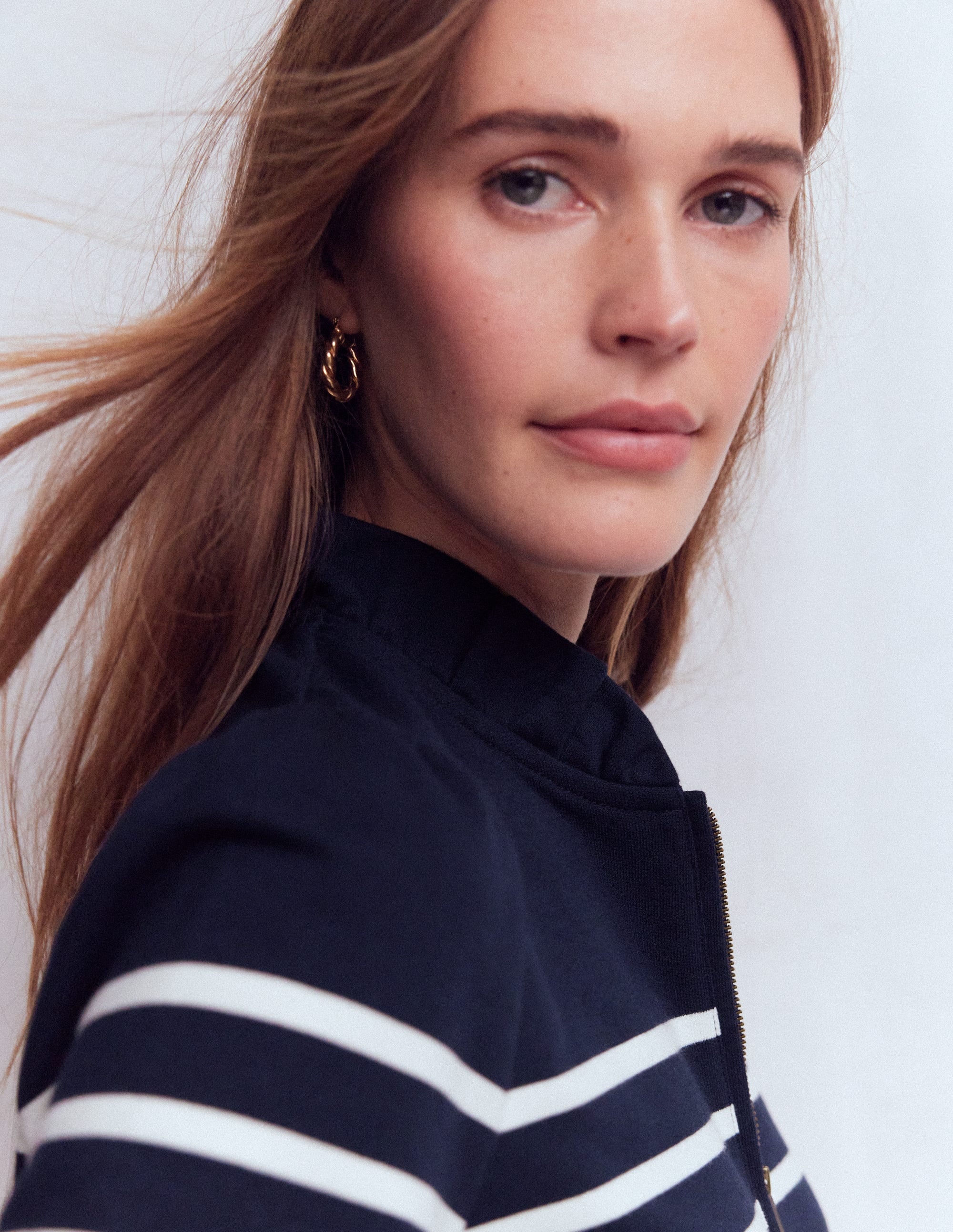 Sweatshirt mit Halbreißverschluss und Rüschen-Streifenapplikation - Image 2