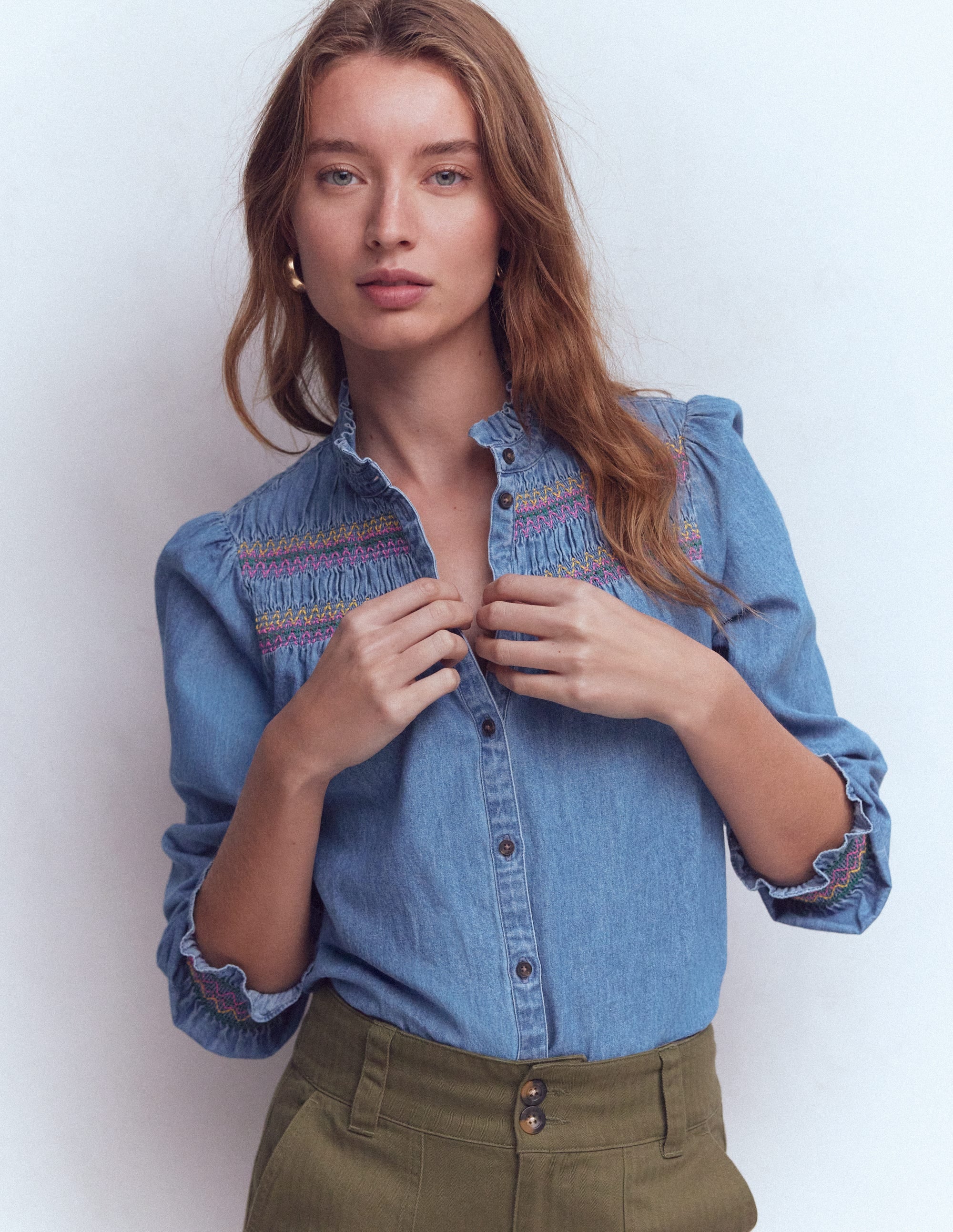 Esme Gesmoktes Denim-Oberteil mit Rüschen-Hell Authentisch - Image 5