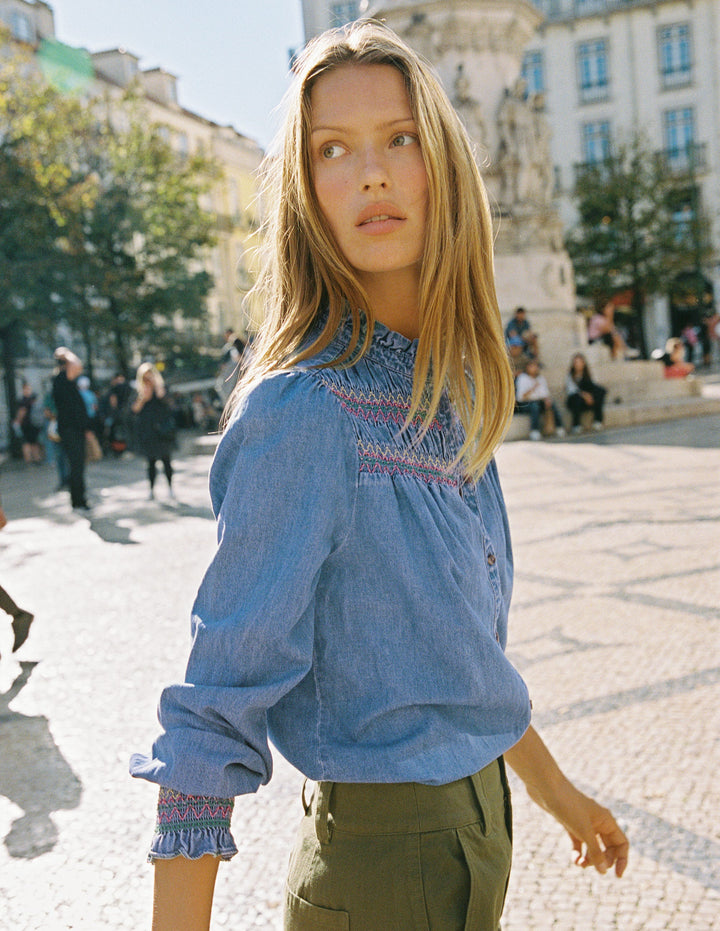 Esme Gesmoktes Denim-Oberteil mit Rüschen-Ausgeblichene Optik