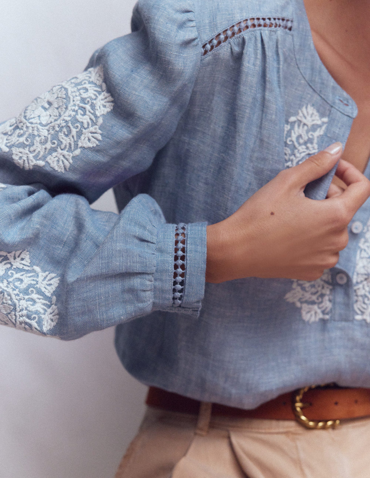 Top brodé à détail-Bleu chambray - Image 2