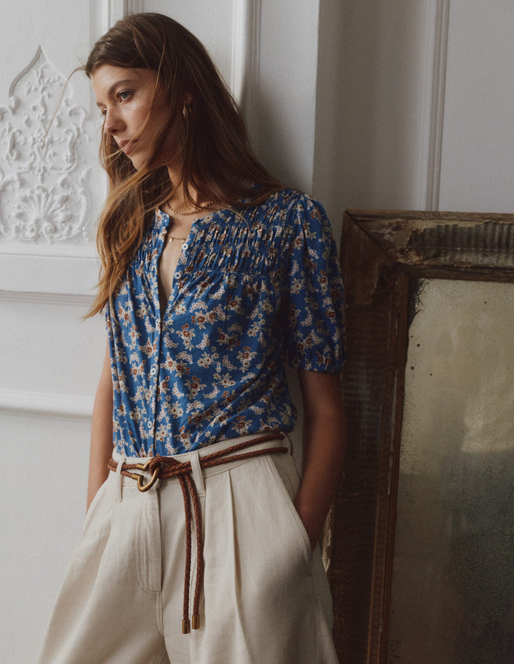 Chemise manches courtes Mya à smocks-Bleu marine authentique, motif Dainty Blooms